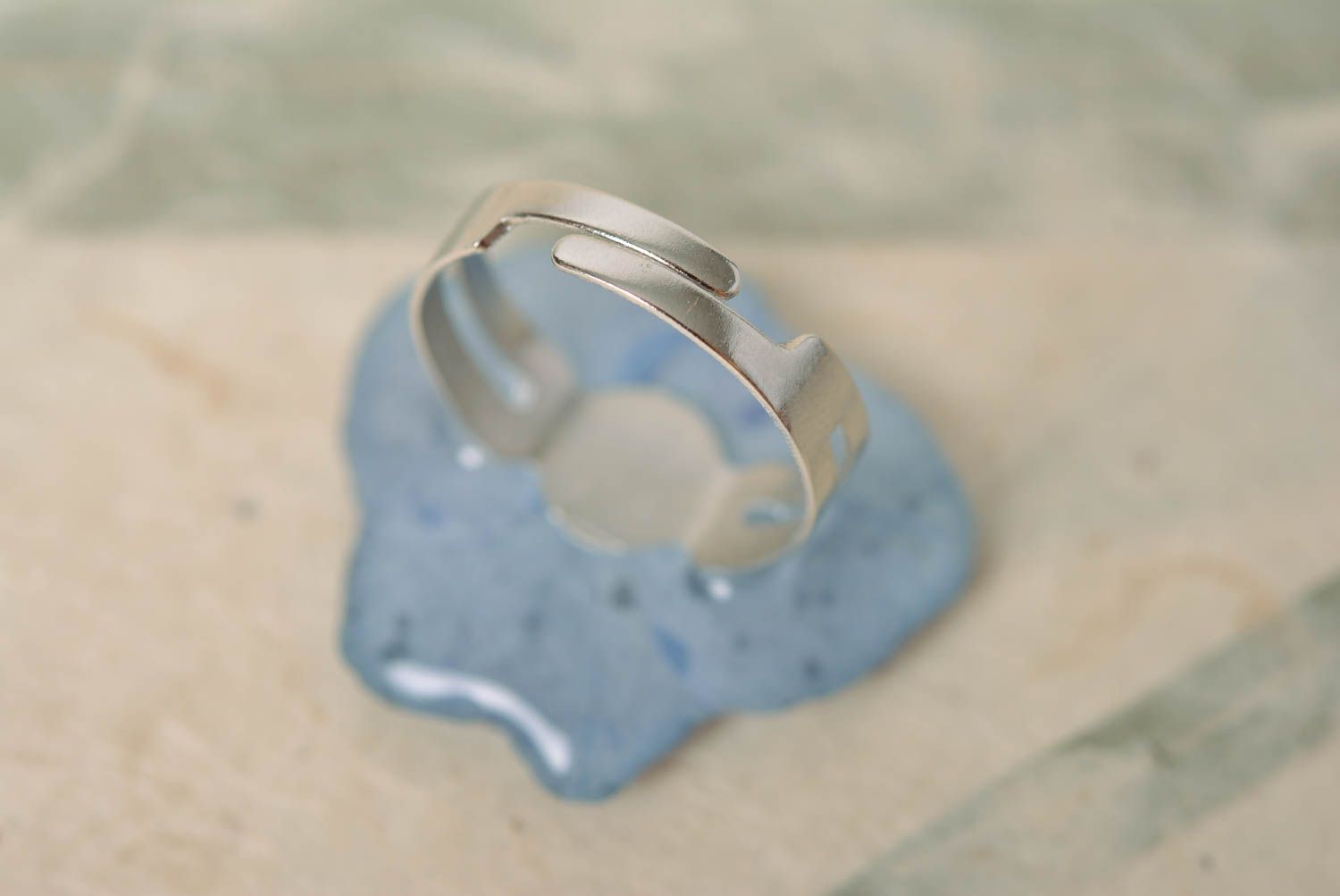 Blauer Ring mit echten Blumen im Epoxidharz künstlerisch für Sommer handgemacht foto 3