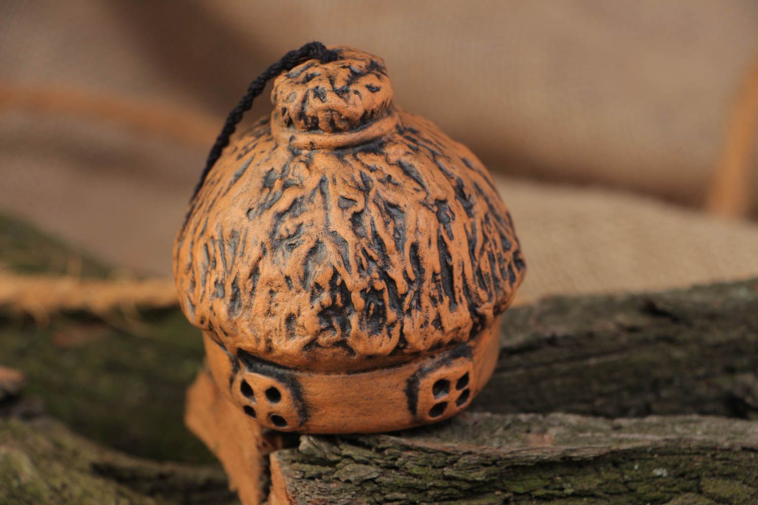 Расписанный акриловыми красками глиняный колокольчик в виде домика ручной работы фото 1