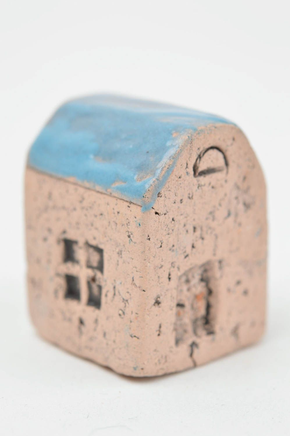 Сувенирная керамическая миниатюрная статуэтка Домик с синей скатной крышей  фото 2
