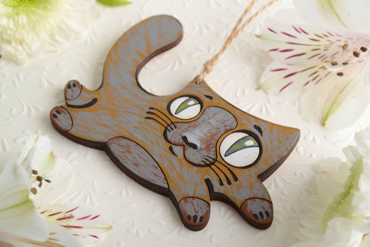 Colgante decorativo artesanal de chapa de madera con forma de gato gris foto 1