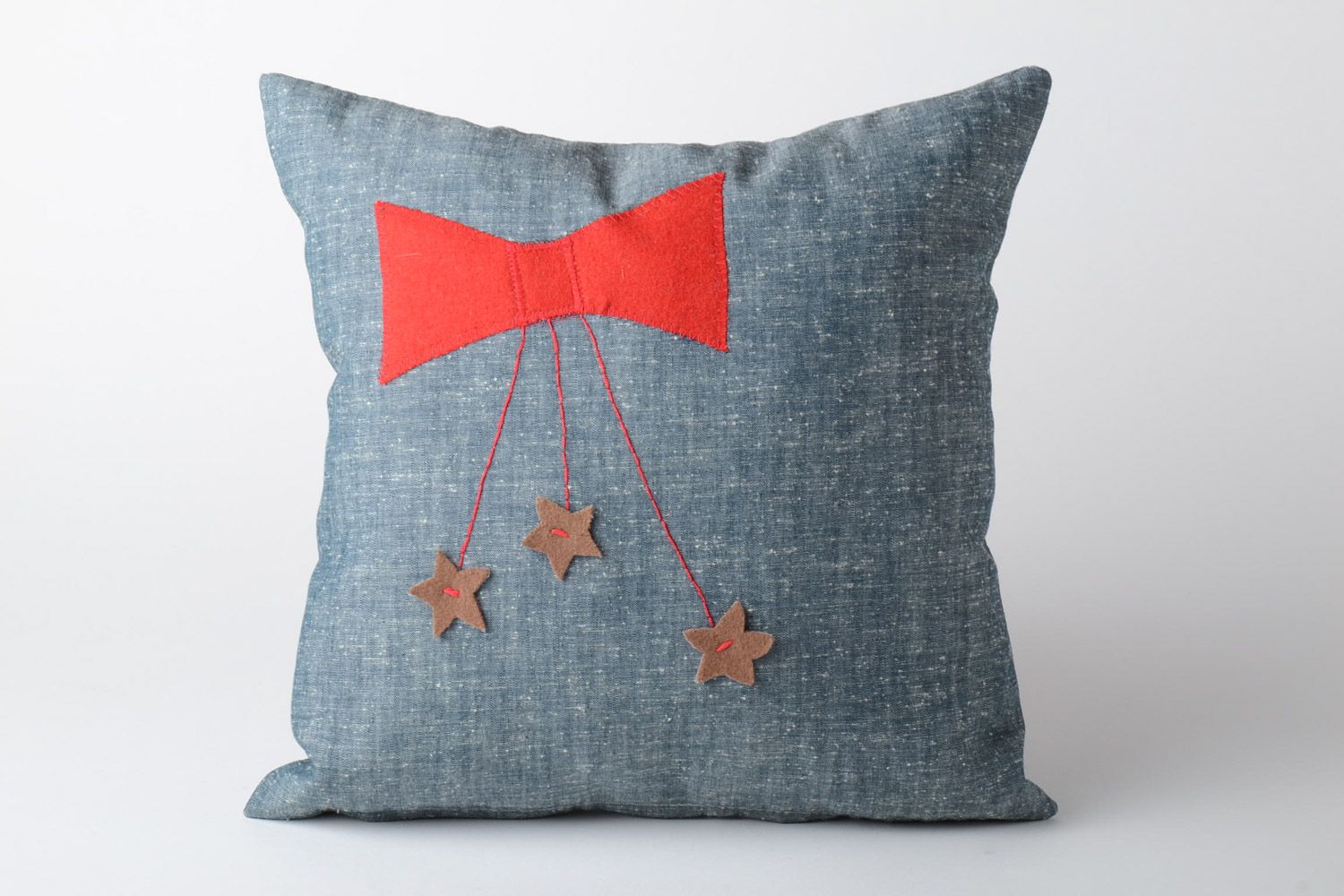 Almohada decorativa gris para sofé con aplicación con forma de corazones artesanal foto 4
