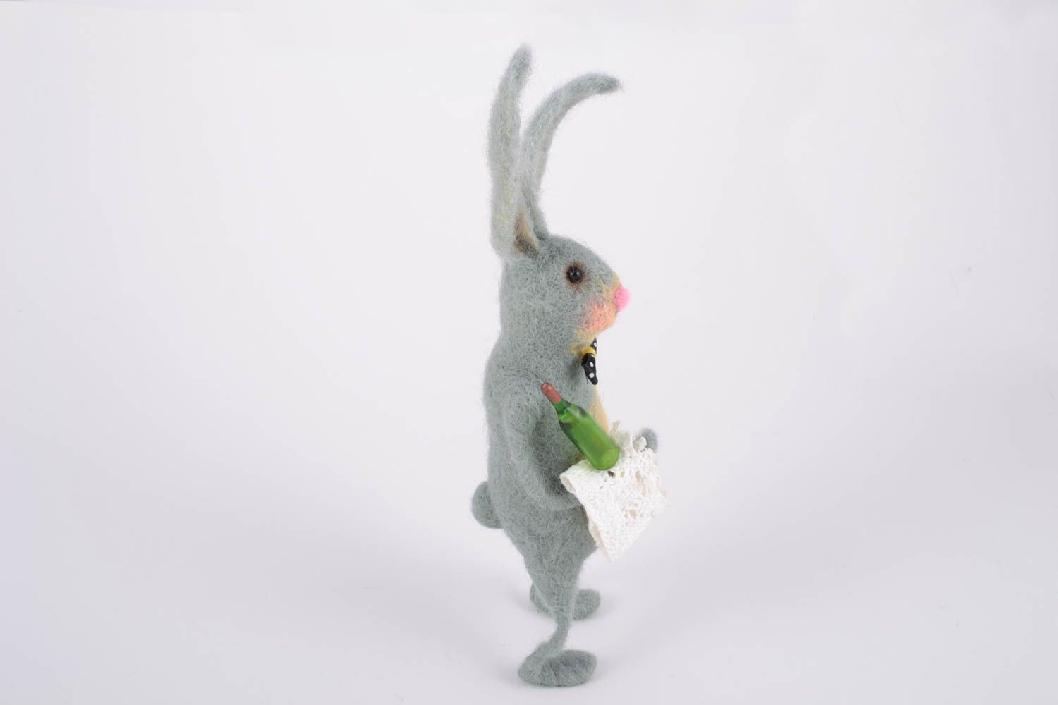 Juguete de fieltro artesanal peluche de conejo camarero con botella gris foto 4