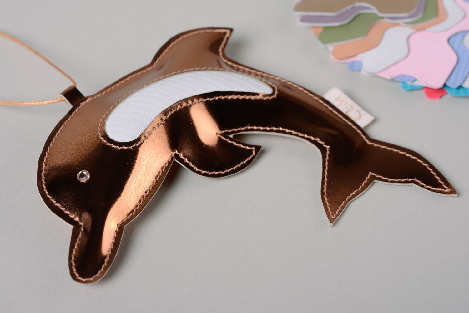 Llavero de cuero hermoso hecho a mano Delfín de oro foto 5