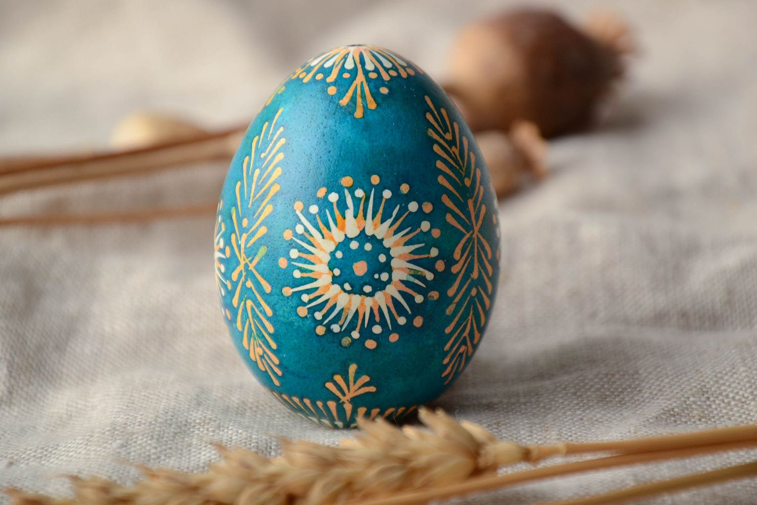 Пасхальное яйцо ручной работы голубое с лемковскими символами  фото 1