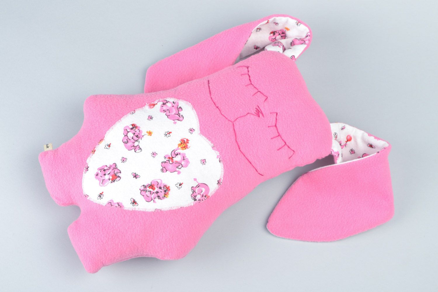Интерьерная игрушка-подушка в виде розового зайчика из флиса ручной работы фото 3
