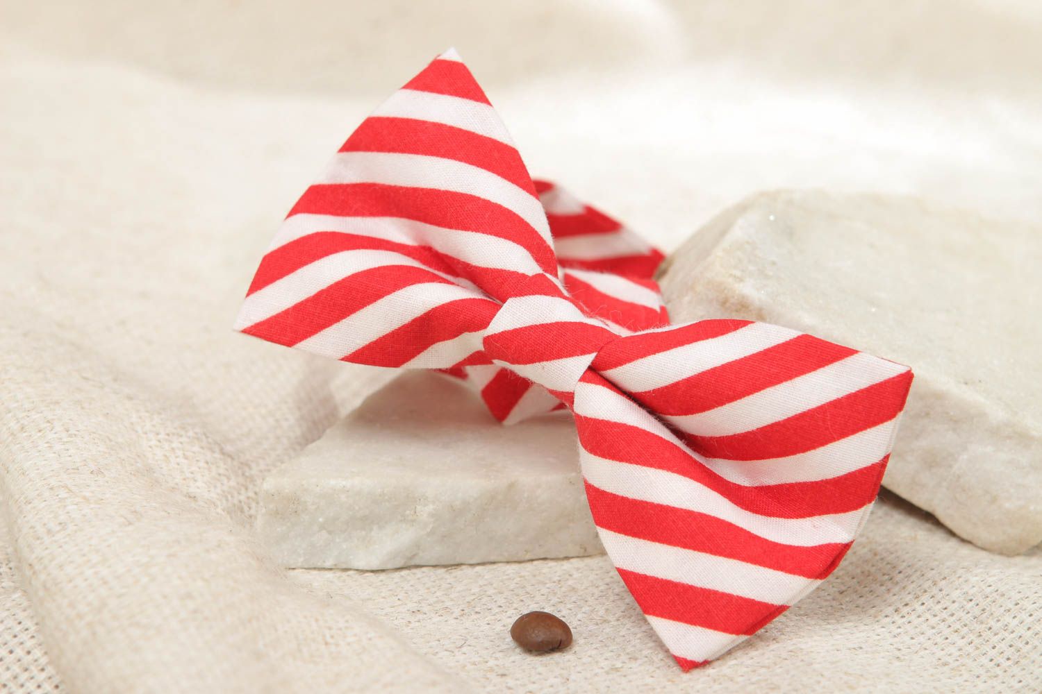 Текстильный галстук-бабочка из хлопка белый в красную полоску фото 5