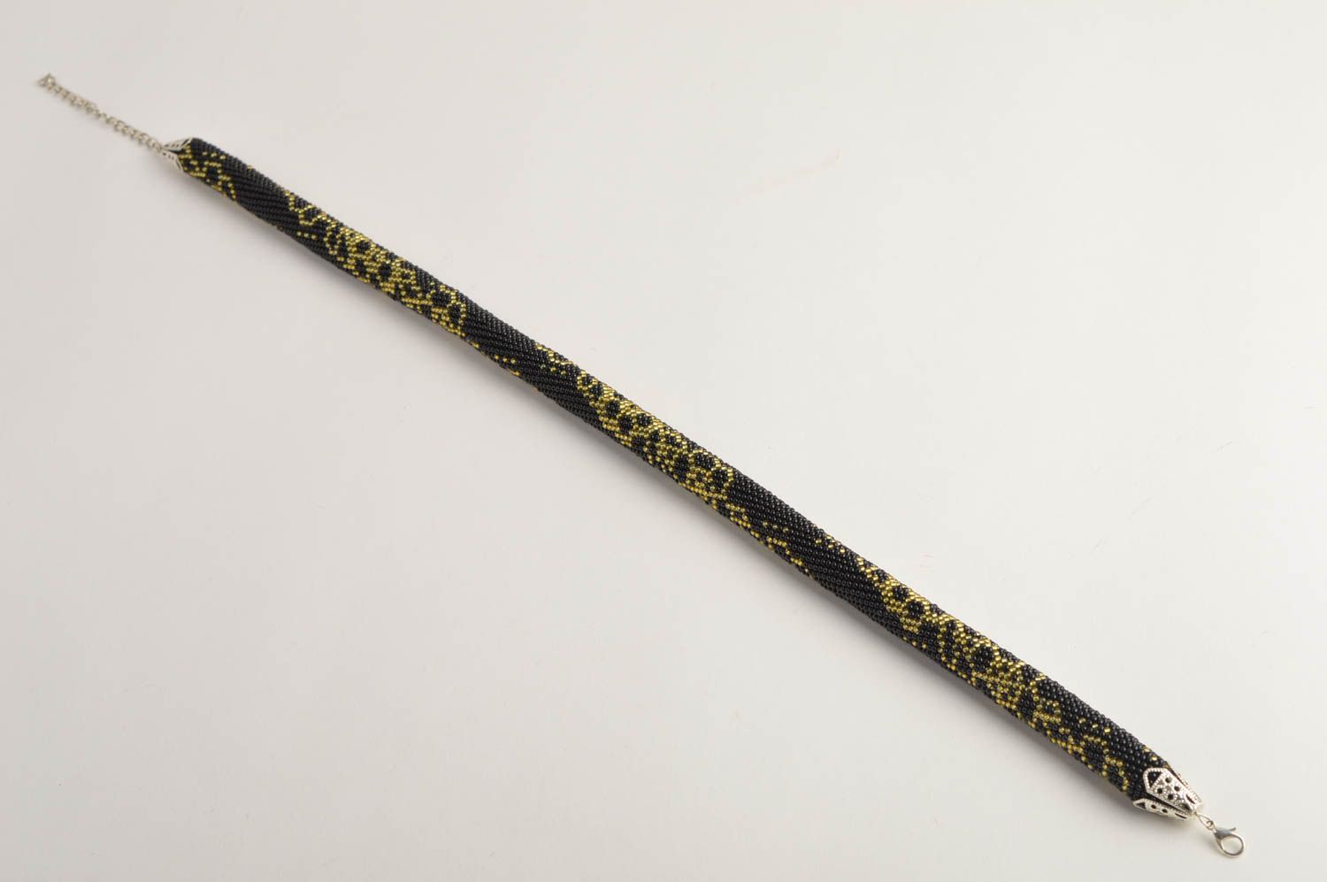Collier noir à motif jaune Bijou fait main en perles de rocaille Cadeau femme photo 2