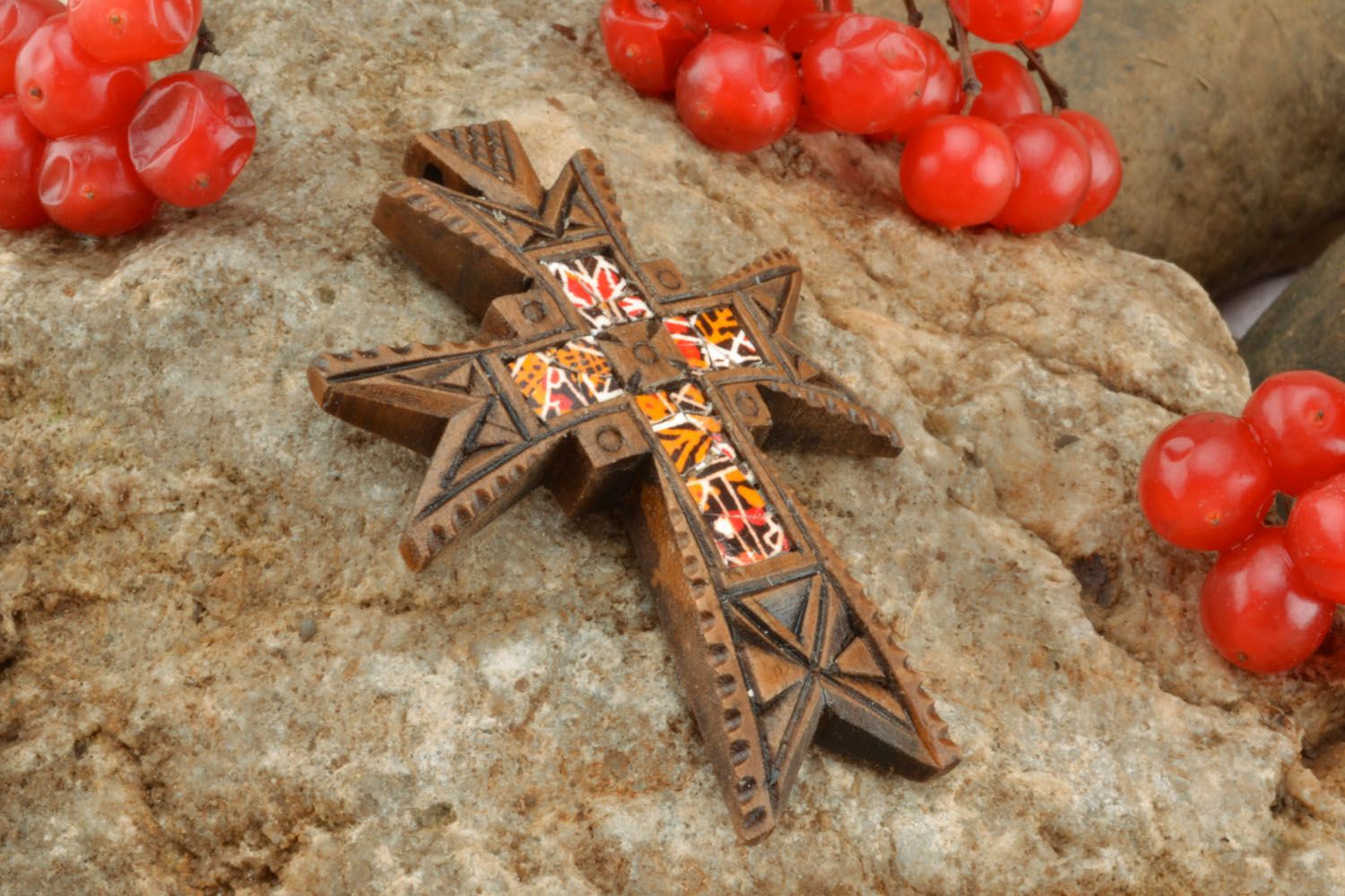 Pendentif croix en bois décorée fait main photo 1