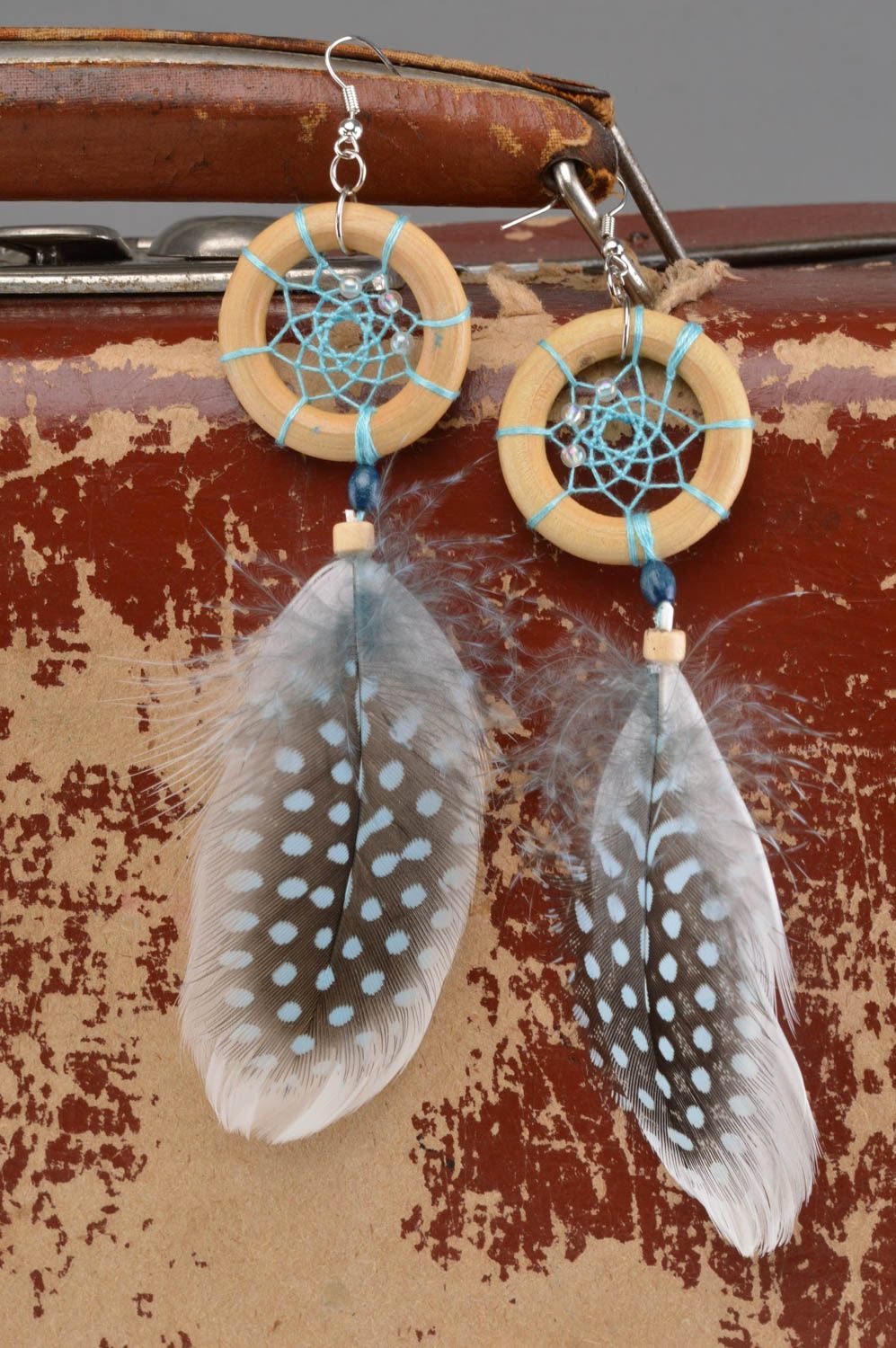 Handmade originelle lange massive Traumfänger Ohrringe mit Federn für Damen  foto 1