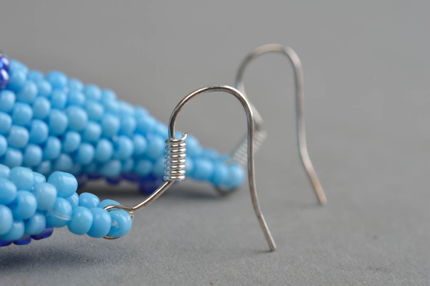 Blaue Gehänge Ohrringe aus Glasperlen mit Perlen in Form von Blumen handgemacht foto 4