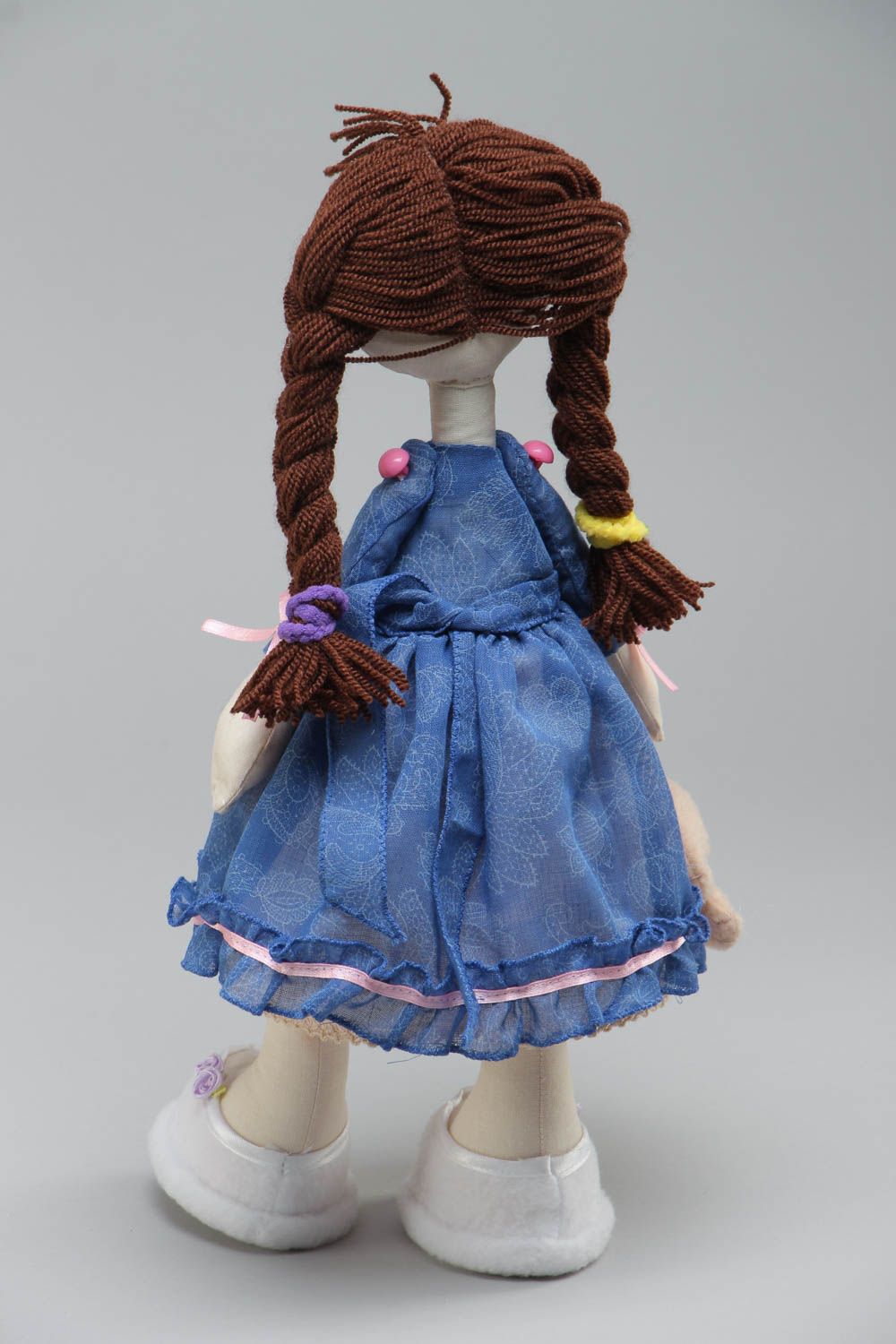 Текстильная кукла ручной работы из хлопчатобумажной ткани в синем платье фото 4