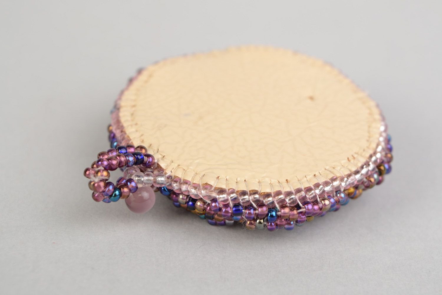 Pendentif en perles de rocaille et base de cuir rond multicolore fait main femme photo 4