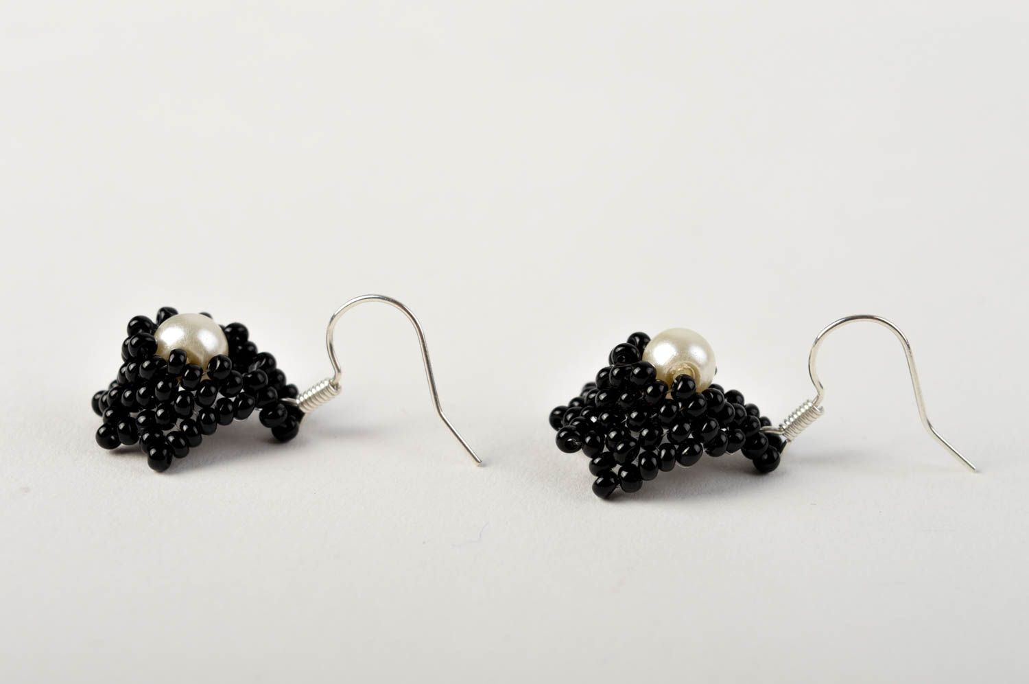 Boucles d'oreilles fait main Bijou original noir blanc perles Accessoire femme photo 4