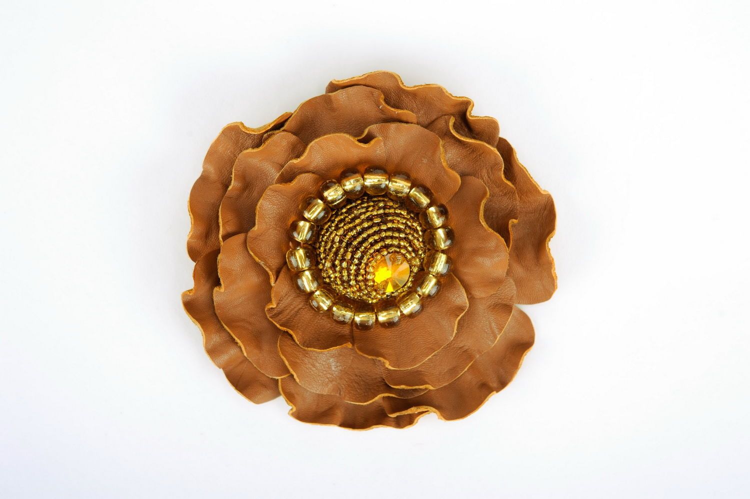 Broche fleur en cuir faite main photo 2