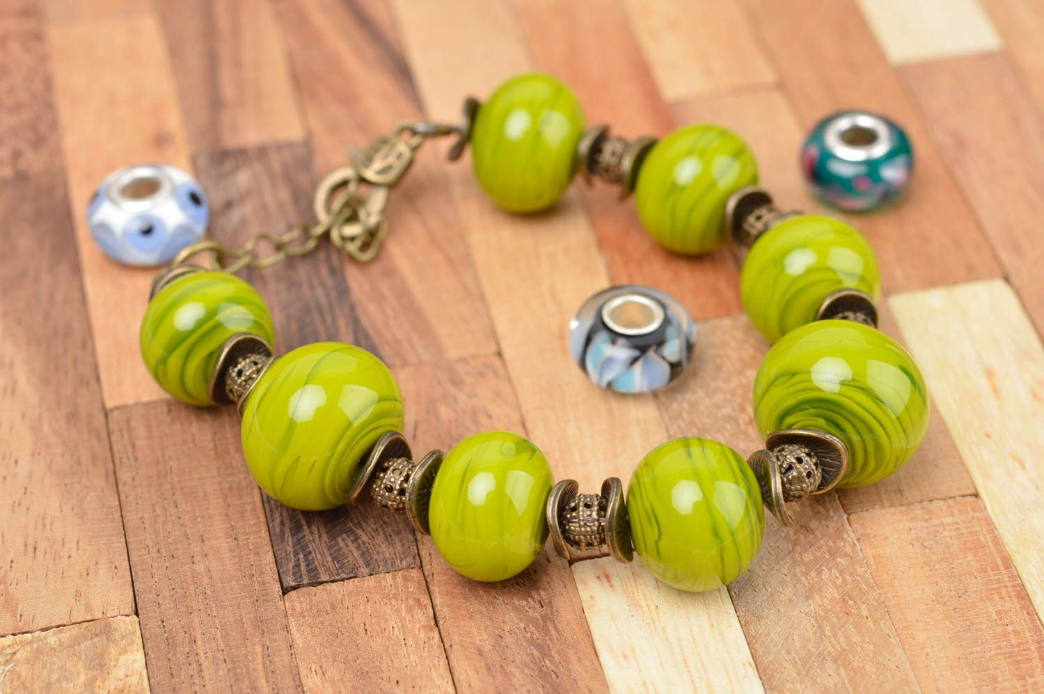 Bracelet verre Bijou fait main design boules vert clair Accessoire femme photo 1