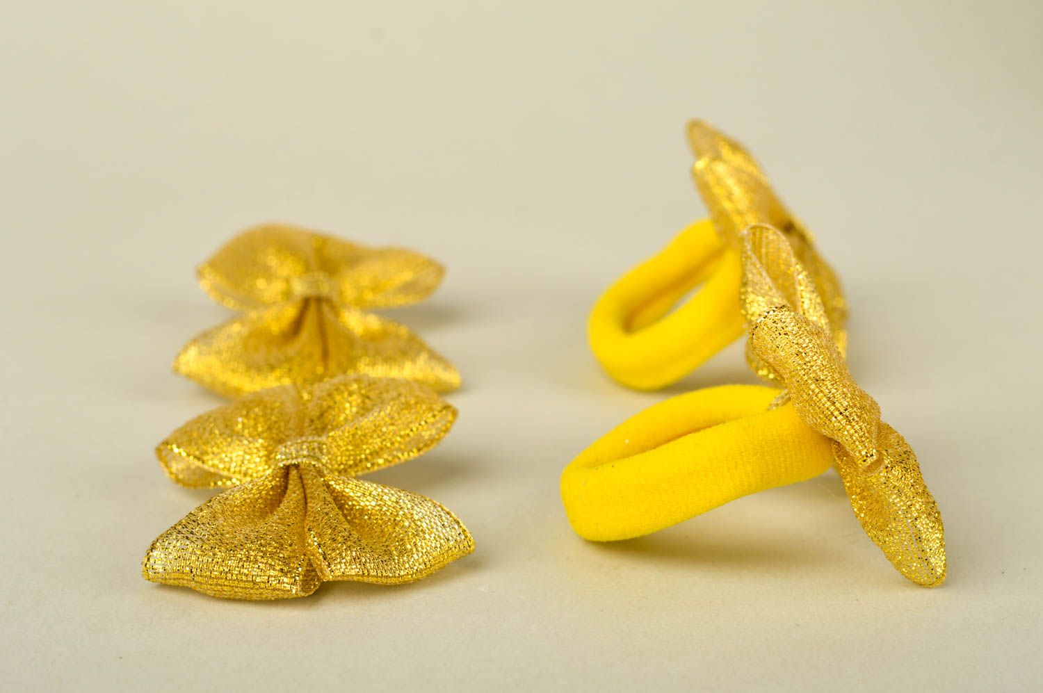 Ganchos con lazos y gomas de pelo artesanales dorados  accesorios infantiles foto 3