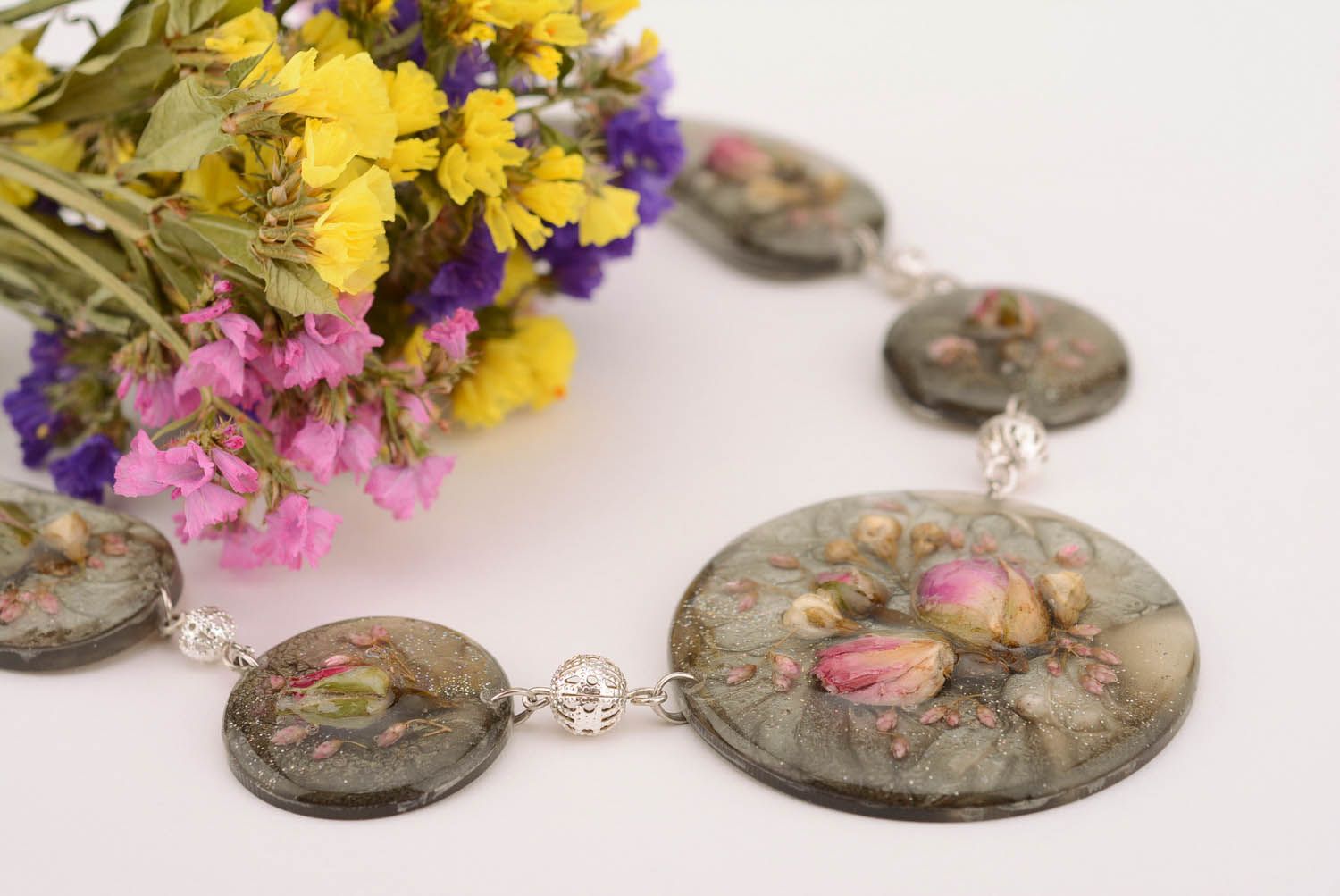 Necklet with dry roses photo 1