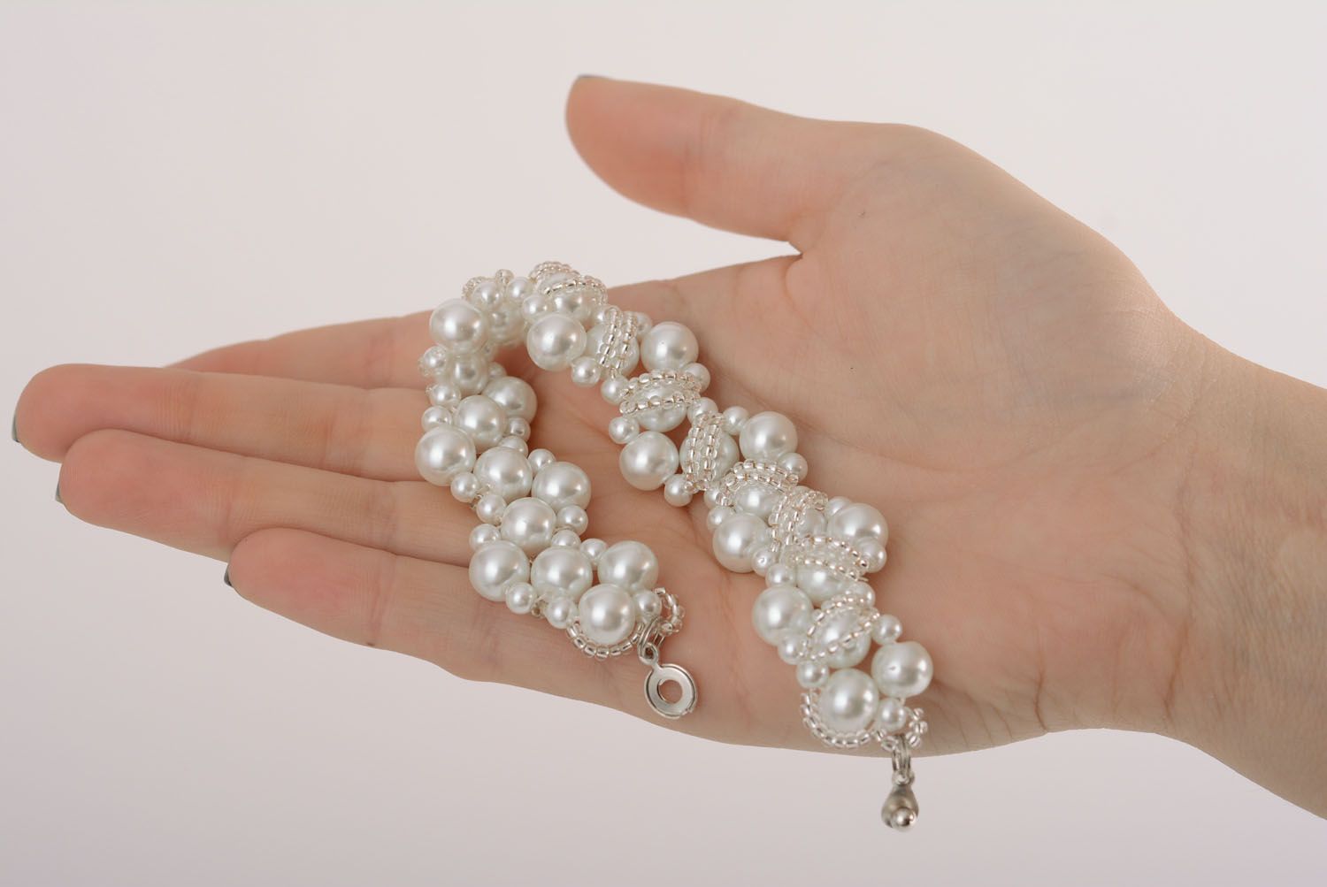 Bracelet blanc en perles de rocaille et céramiques  photo 5