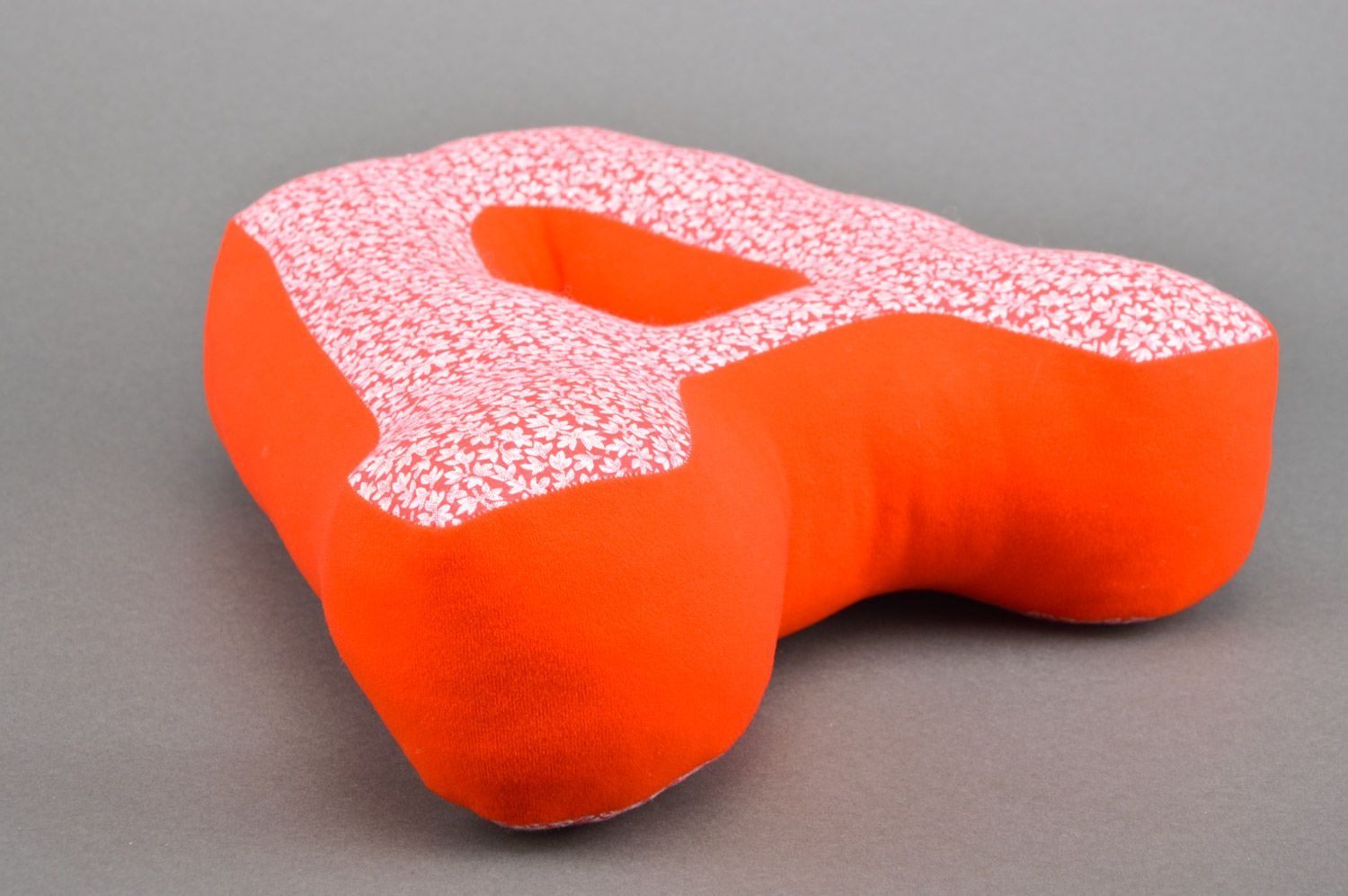 Juguete artesanal almohadilla con forma de letra A de tela de algodón hecha a mano foto 5