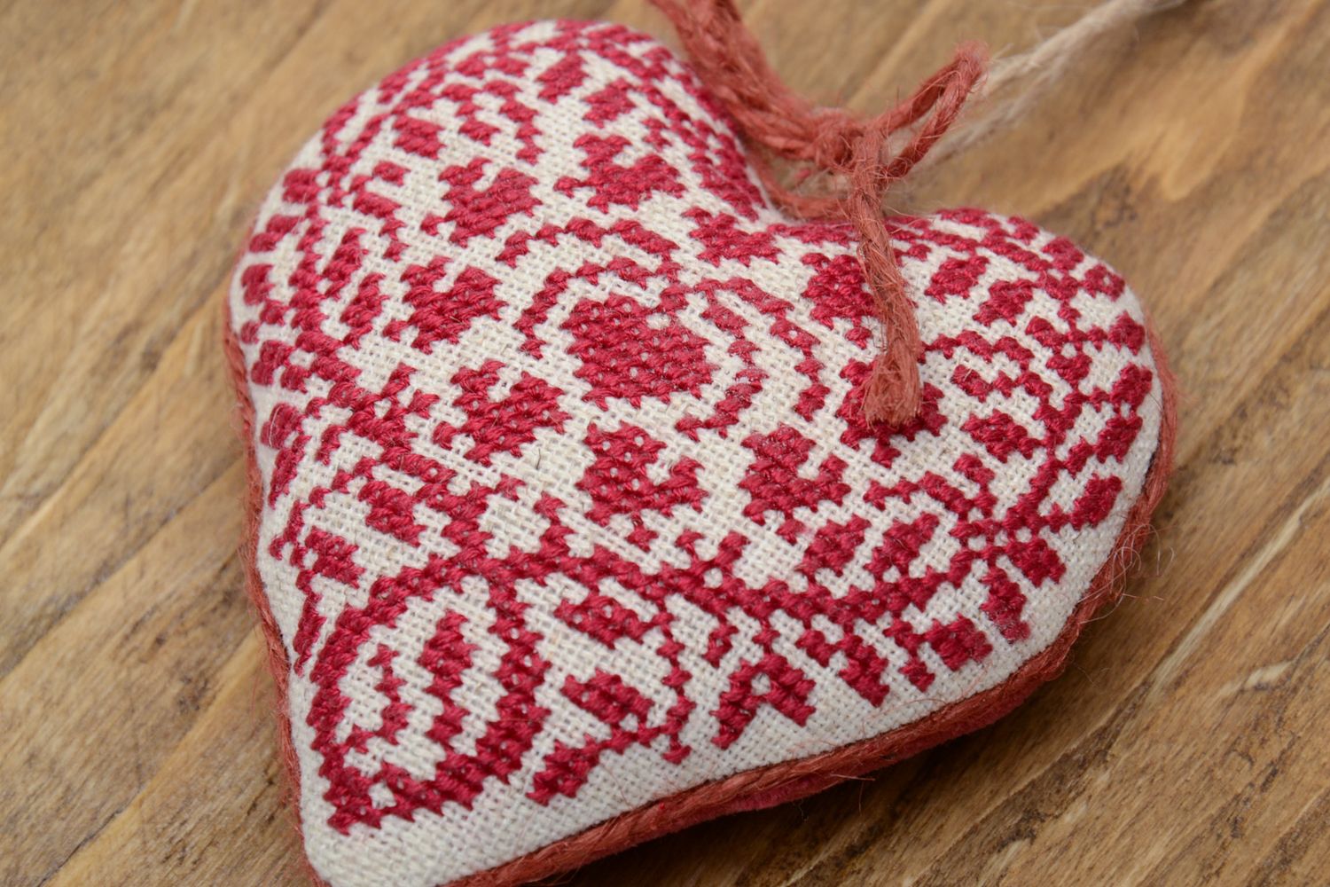 Colgante decorativo con corazón de peluche bordado en punto de cruz foto 3