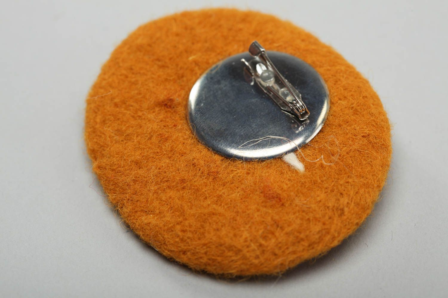 Broche smiley orange en laine feutrée avec boutons ronde originale faite main photo 4