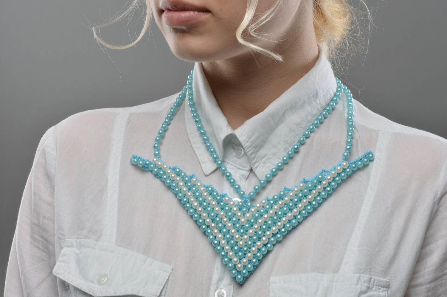 Collier en perles fantaisie blanches et bleu clair fait main forme de triangle photo 5