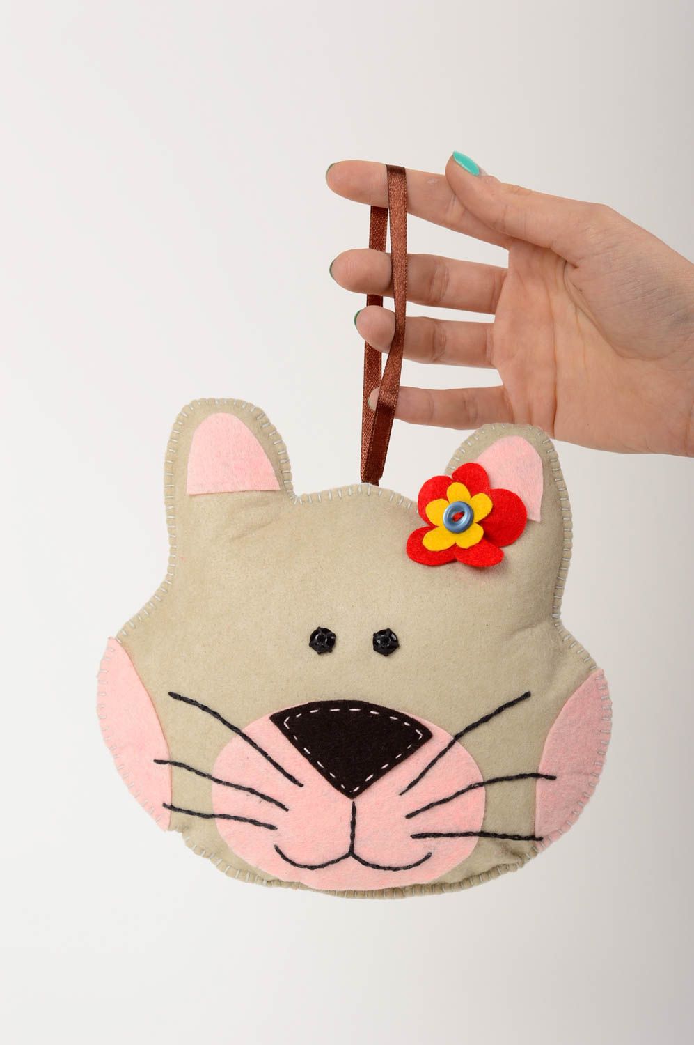 Красивая забавная детская мягкая игрушка подвеска из фетра ручной работы кот фото 4