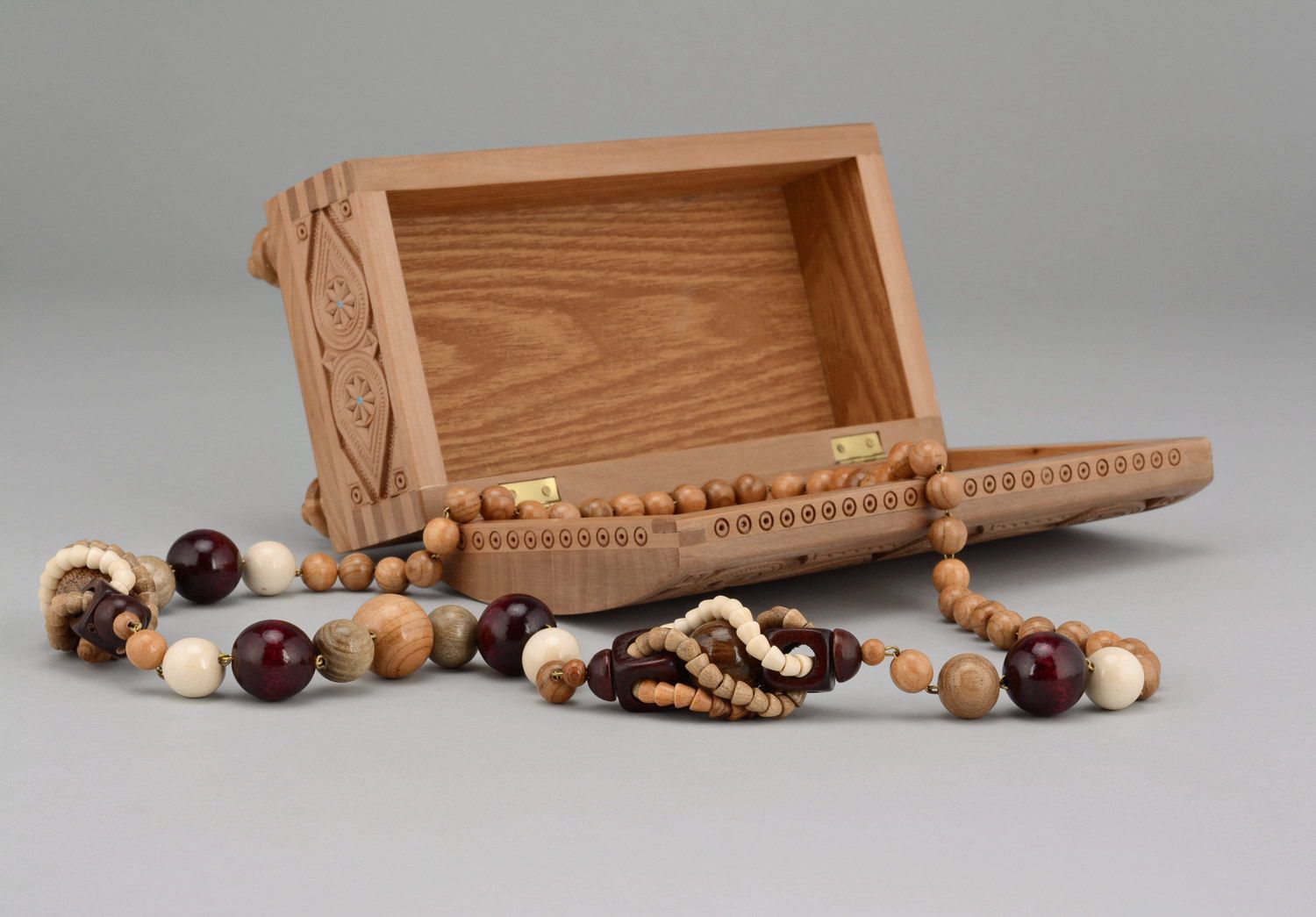 Wooden beaded necklace without clasps photo 2