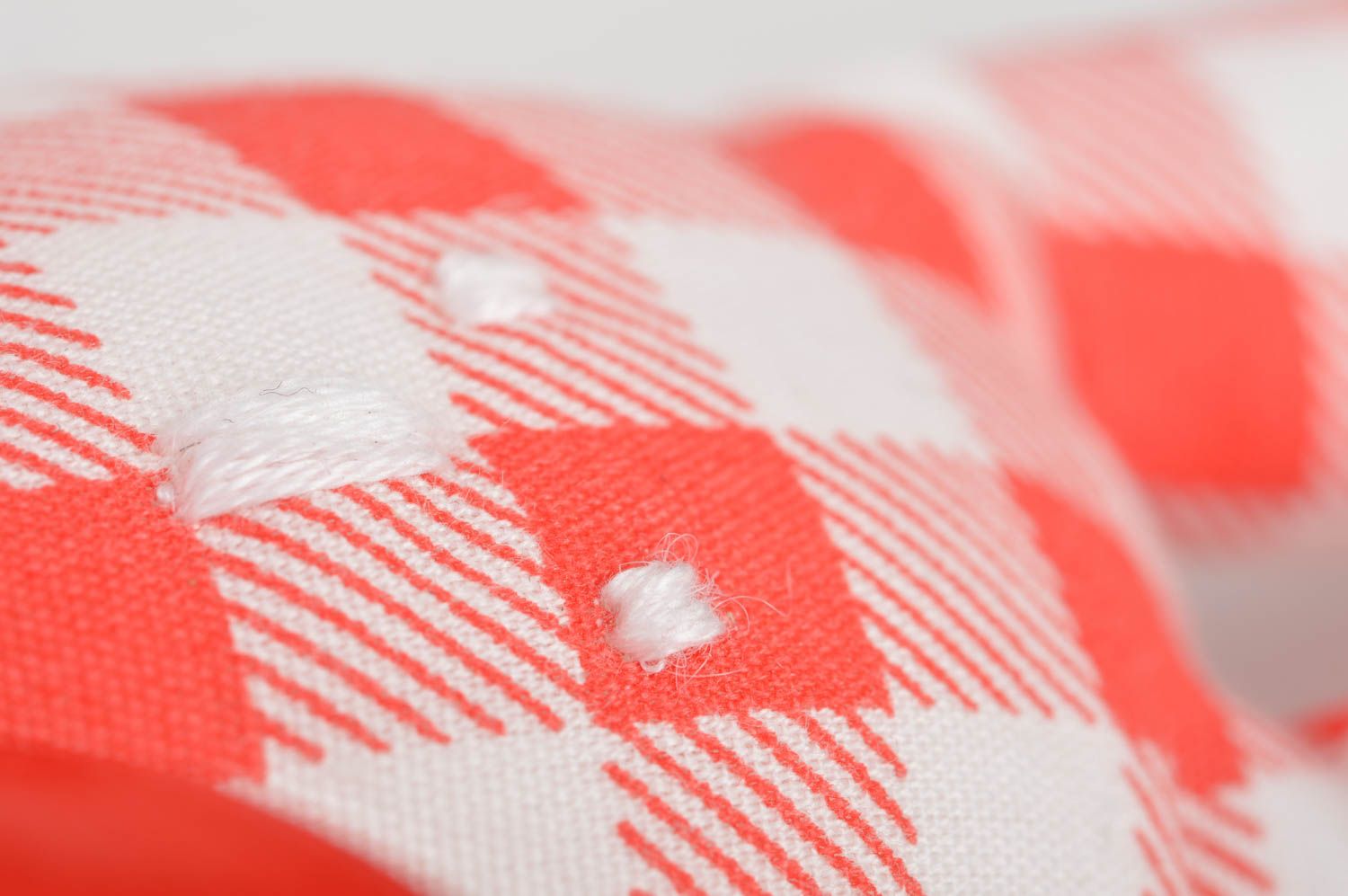 Juguete de peluche hecho a mano de algodón natural de color rojo a cuadros foto 4