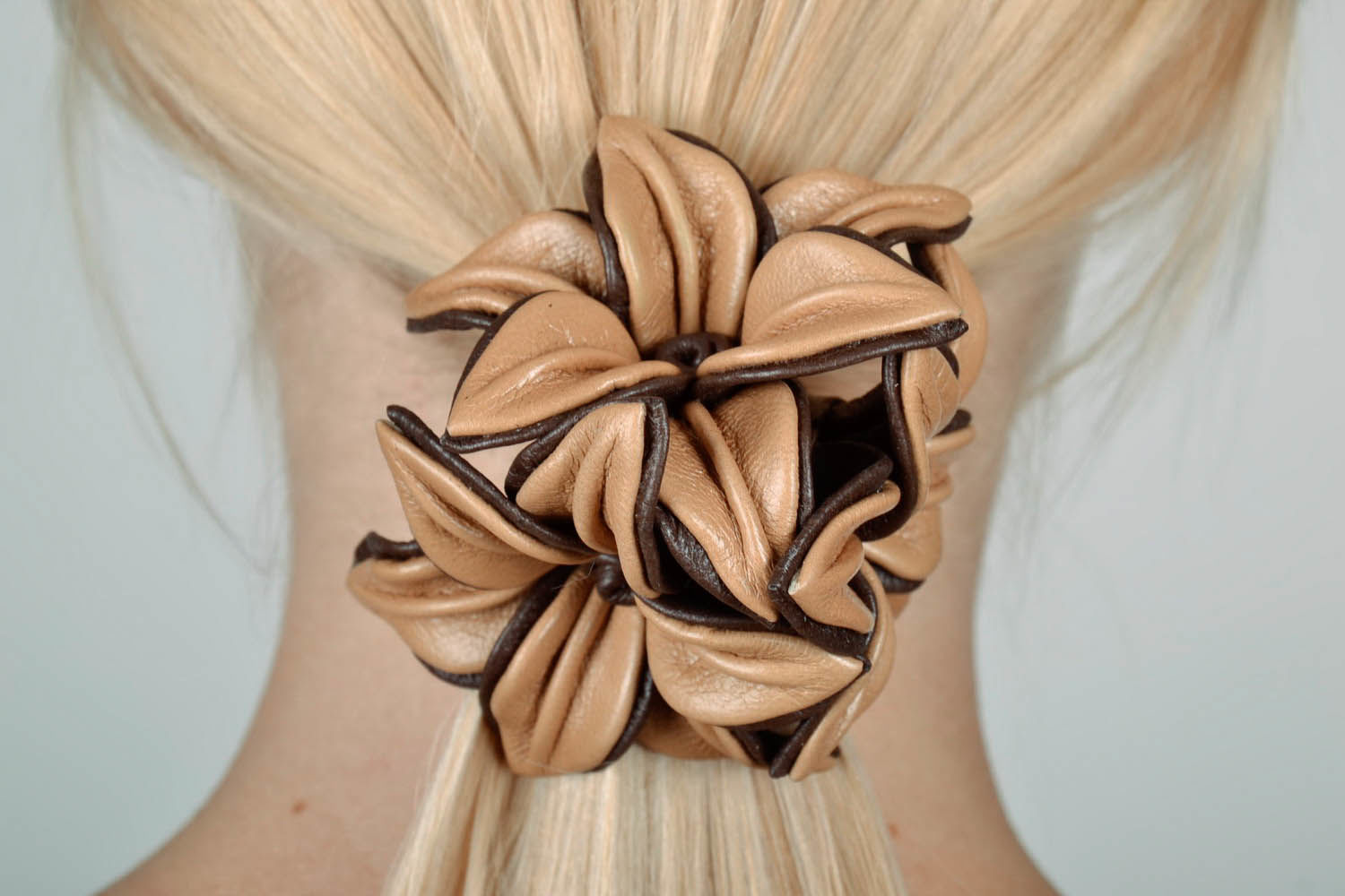 Élastique à cheveux en cuir marron Bouquet de fleurs de lis  photo 2