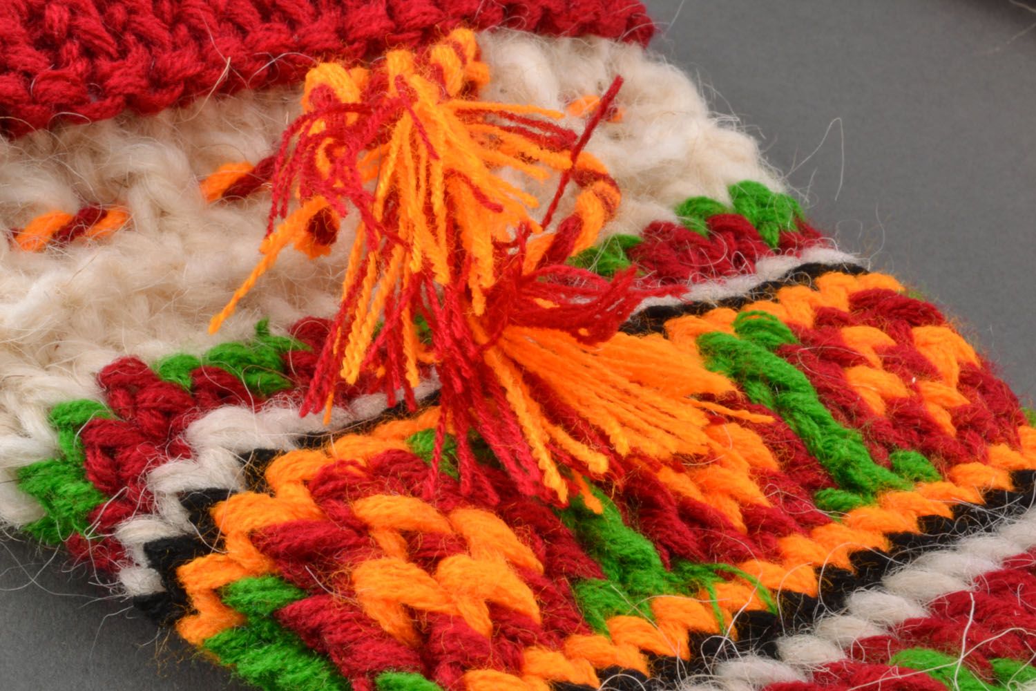 Chaussettes tricotées laine Blanches avec ornement rouge photo 3