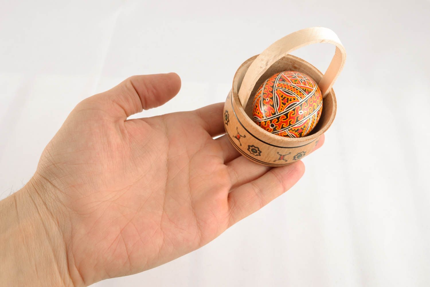 Huevo de Pascua en cesta tallada foto 3