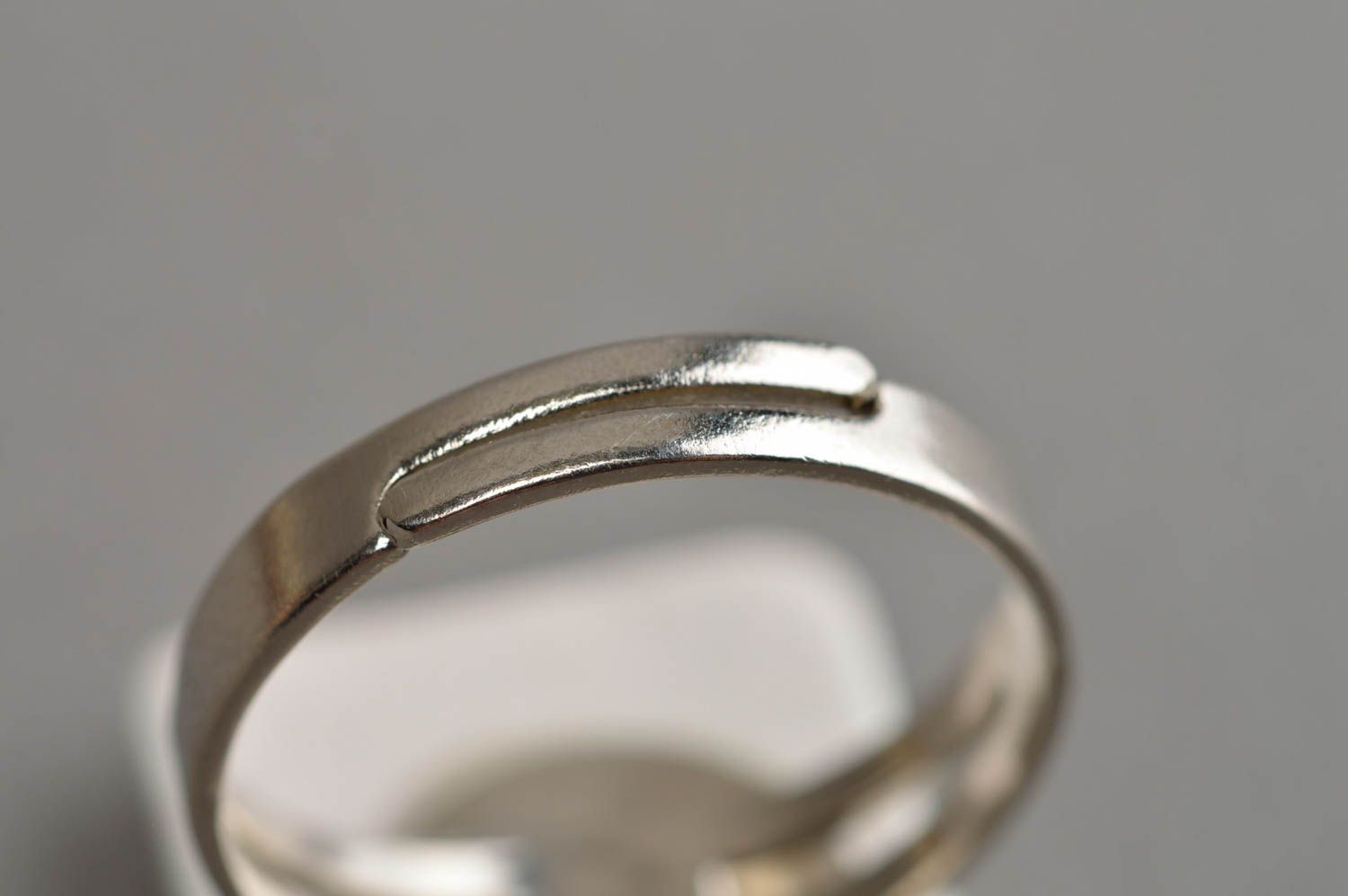 Bemalter origineller rechteckiger Ring aus Ton handmade für Frauen Geschenk foto 4