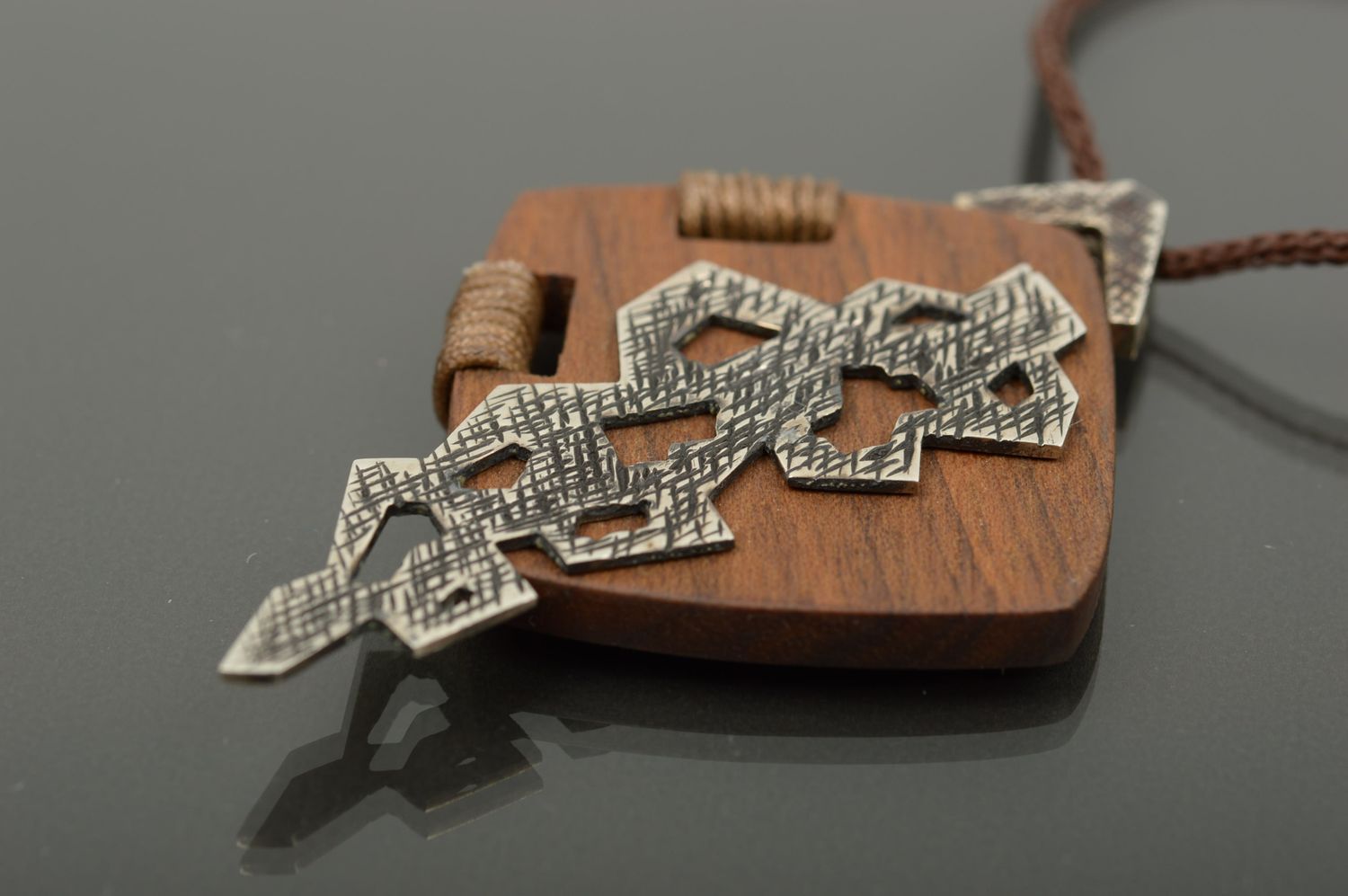 Кулон ручной работы украшение на шею аксессуар из дерева и металла на шнурке фото 1