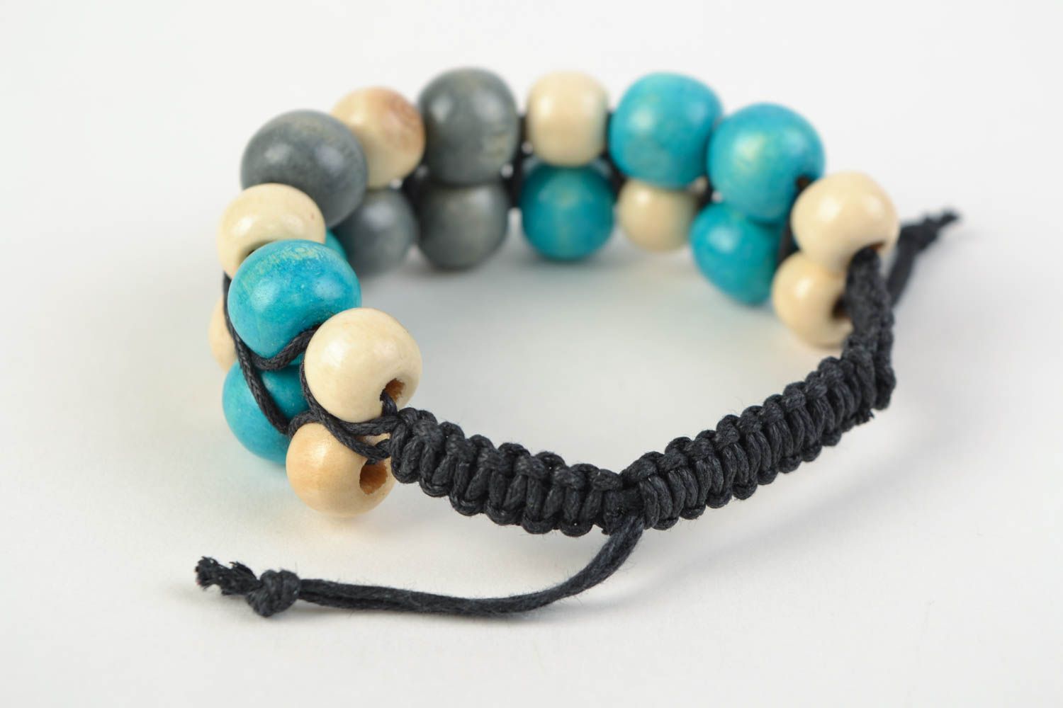 Bracelet en perles de bois multicolores et lacet noir original fait main photo 5