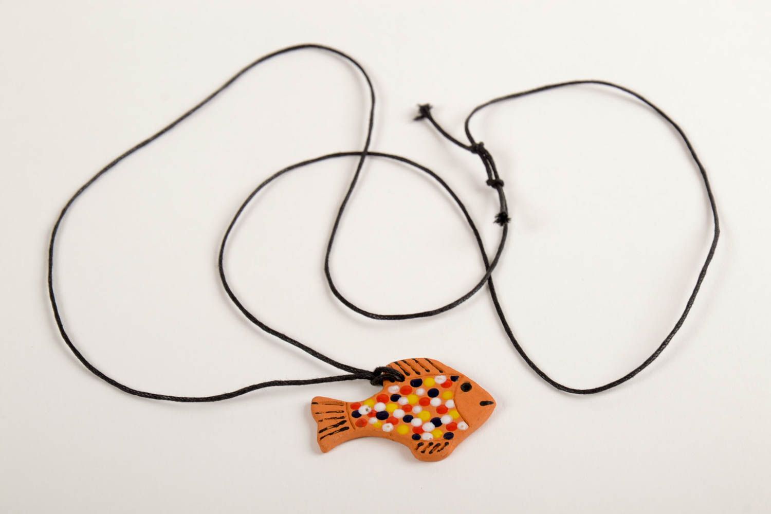 Керамическое украшение кулон ручной работы украшение на шею на шнурке с росписью фото 5