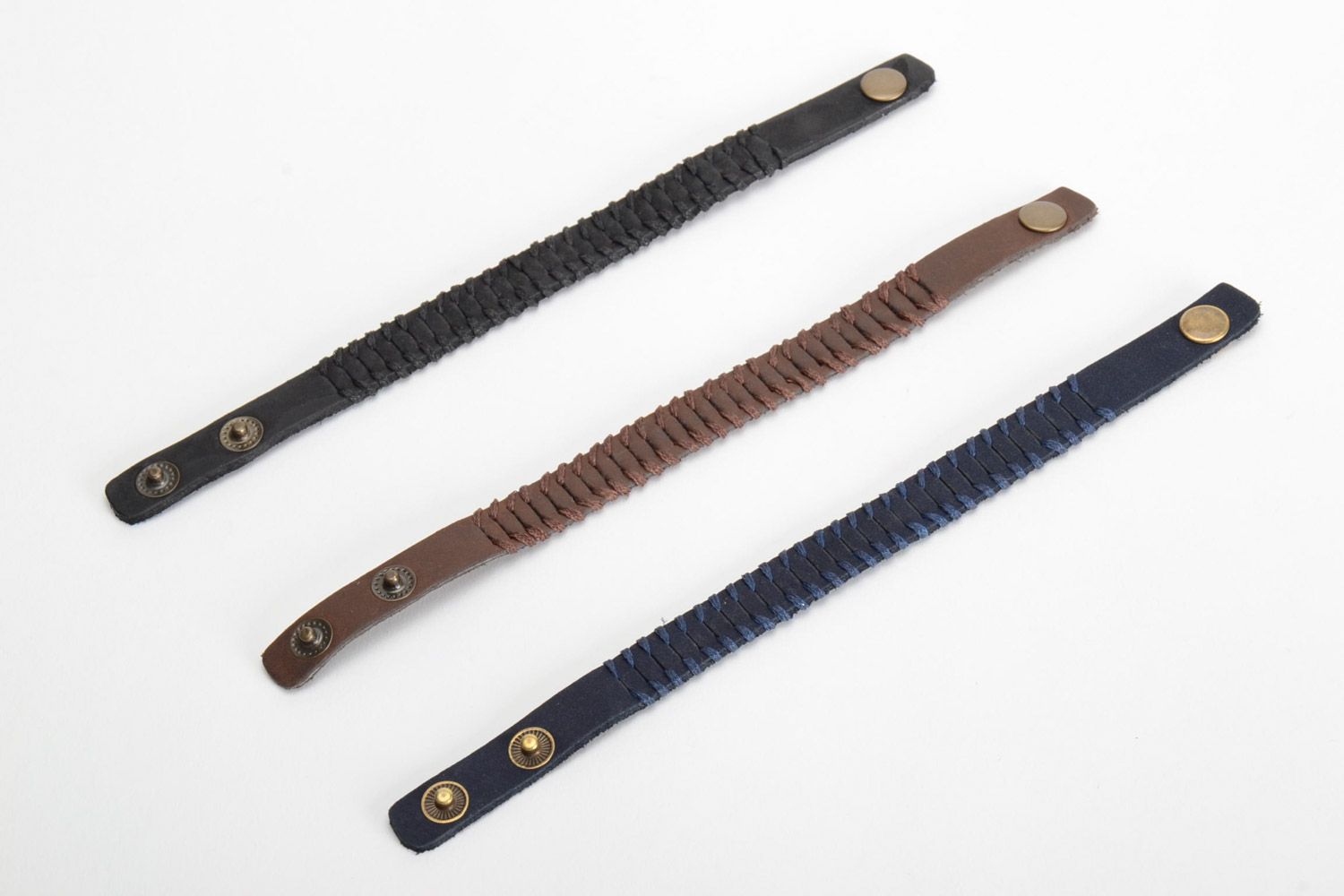 Trois bracelets en vrai cuir originaux noir bleu et brun unisexe faits main photo 4