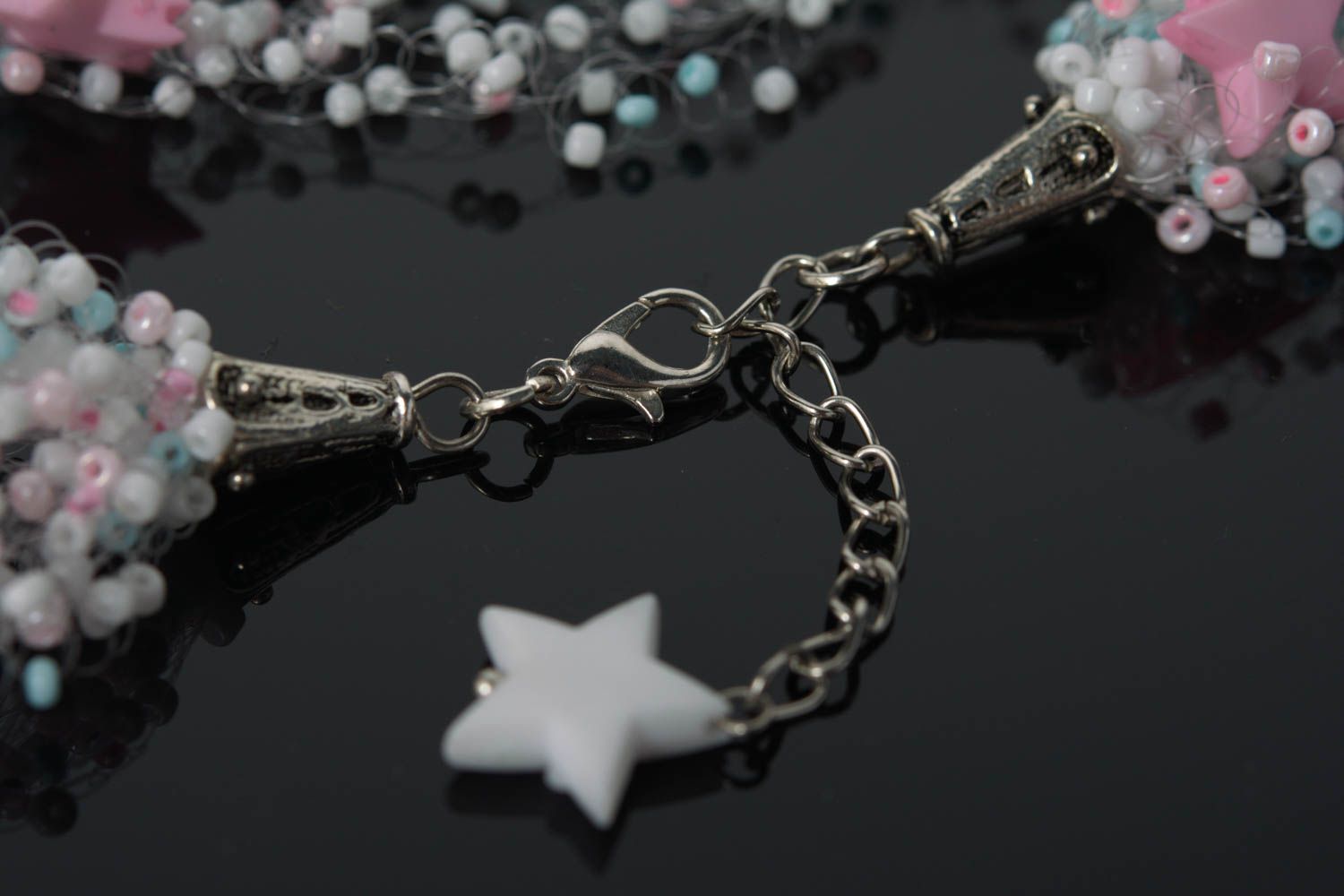 Ожерелье из бисера ручной работы воздушное легкое светлое женское со звездочками фото 5