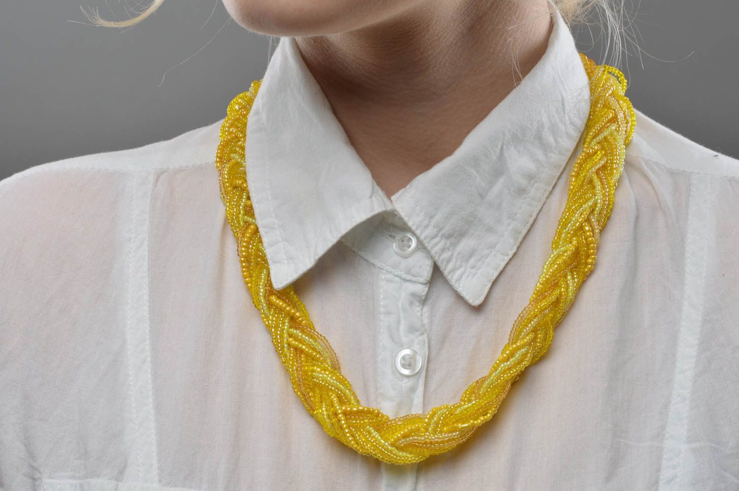 Ожерелье из бисера плетеное ручной работы оригинальное желтое косичкой фото 5