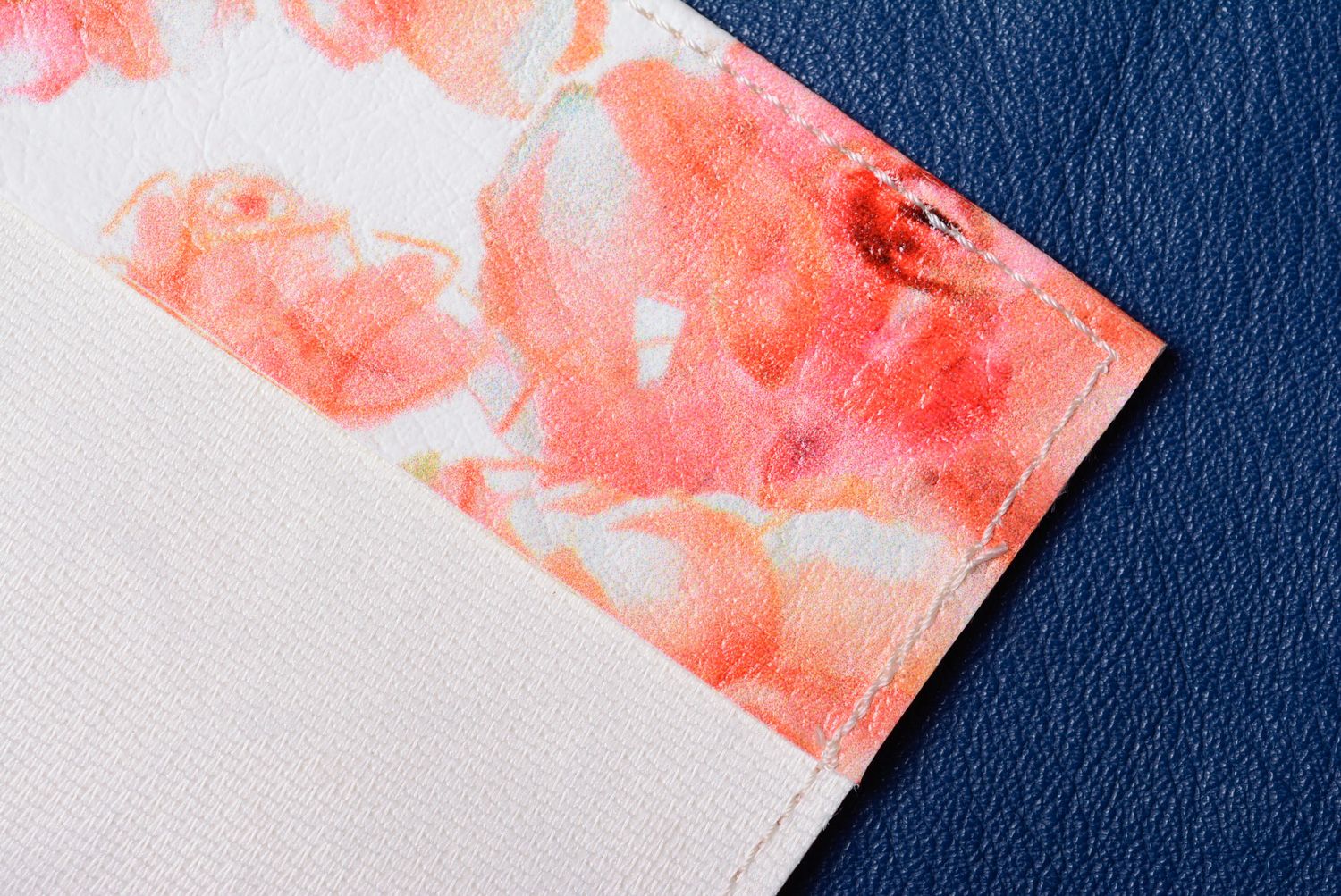 Funda de pasaporte con estampado floral hecha a mano  foto 5