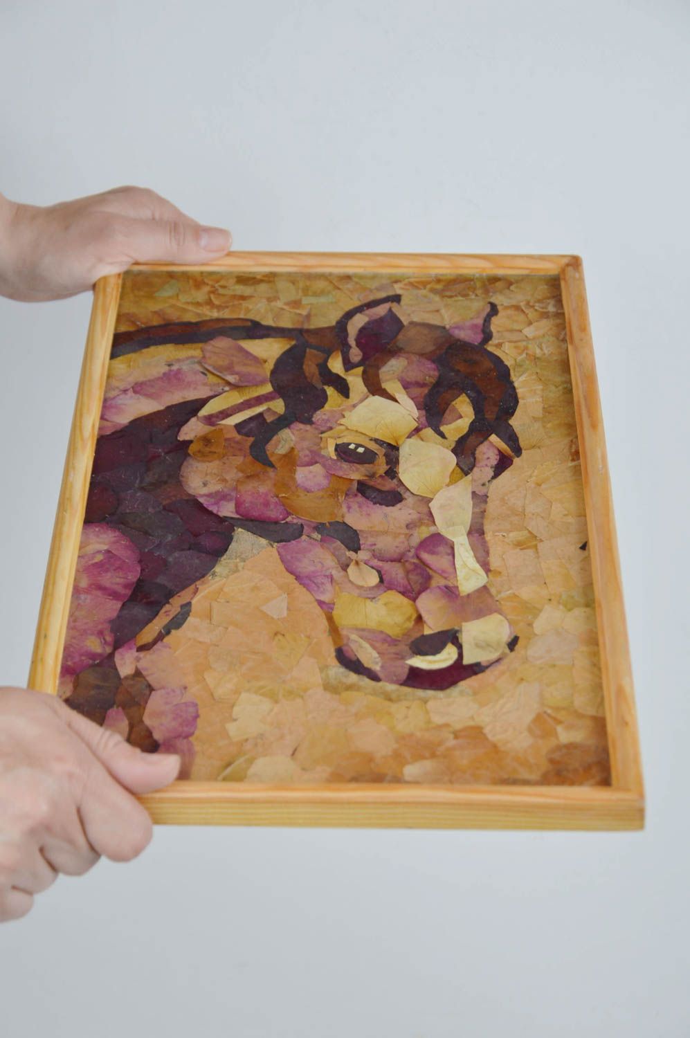 Картина на стену из засушенных лепестков роз и листьев ручной работы в рамке фото 3