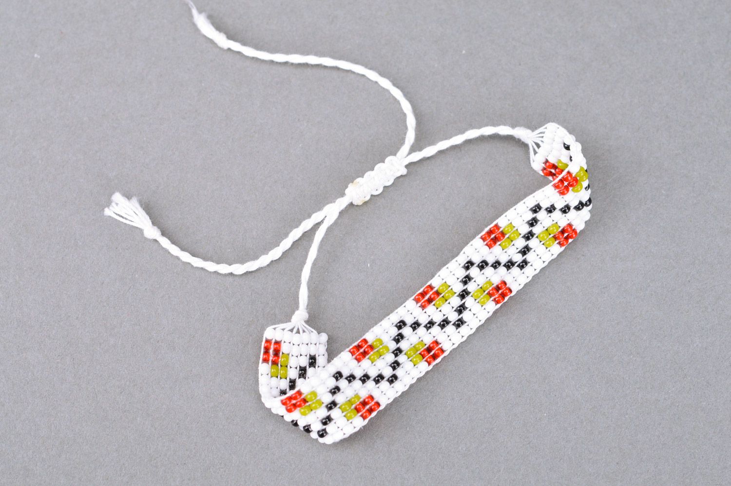 Weißes Armband aus Glasperlen mit Ornament für modische Damen handgemacht schön  foto 5