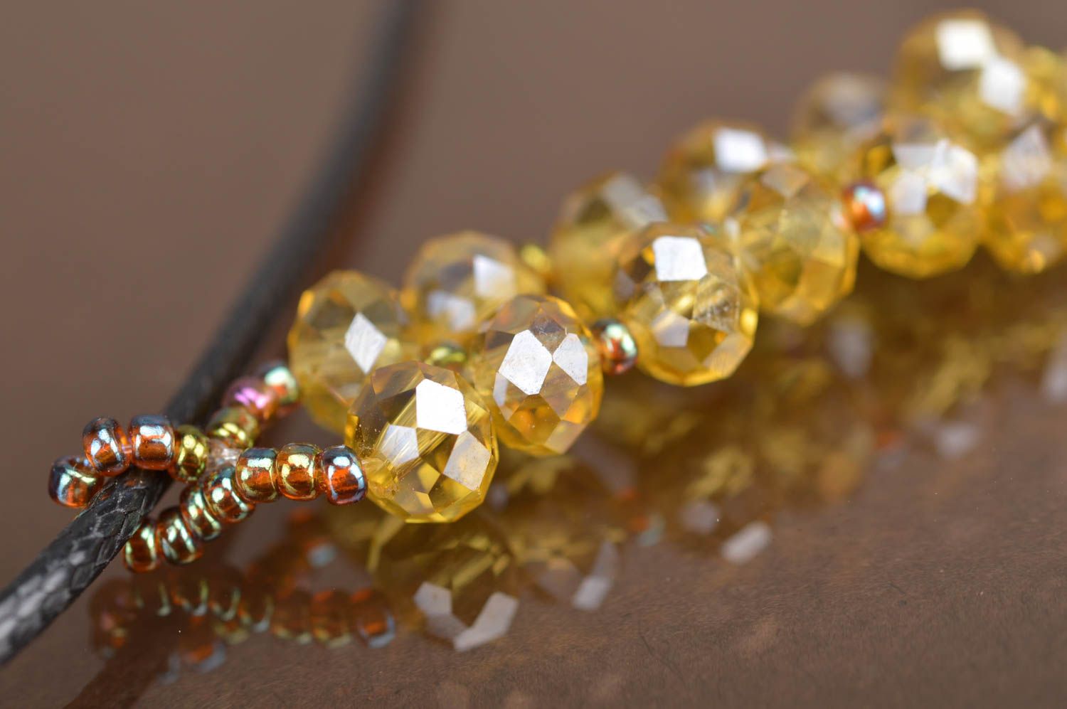 Pendentif en perles de rocaille et cristal tchèque jaune fait main sur lacet photo 5