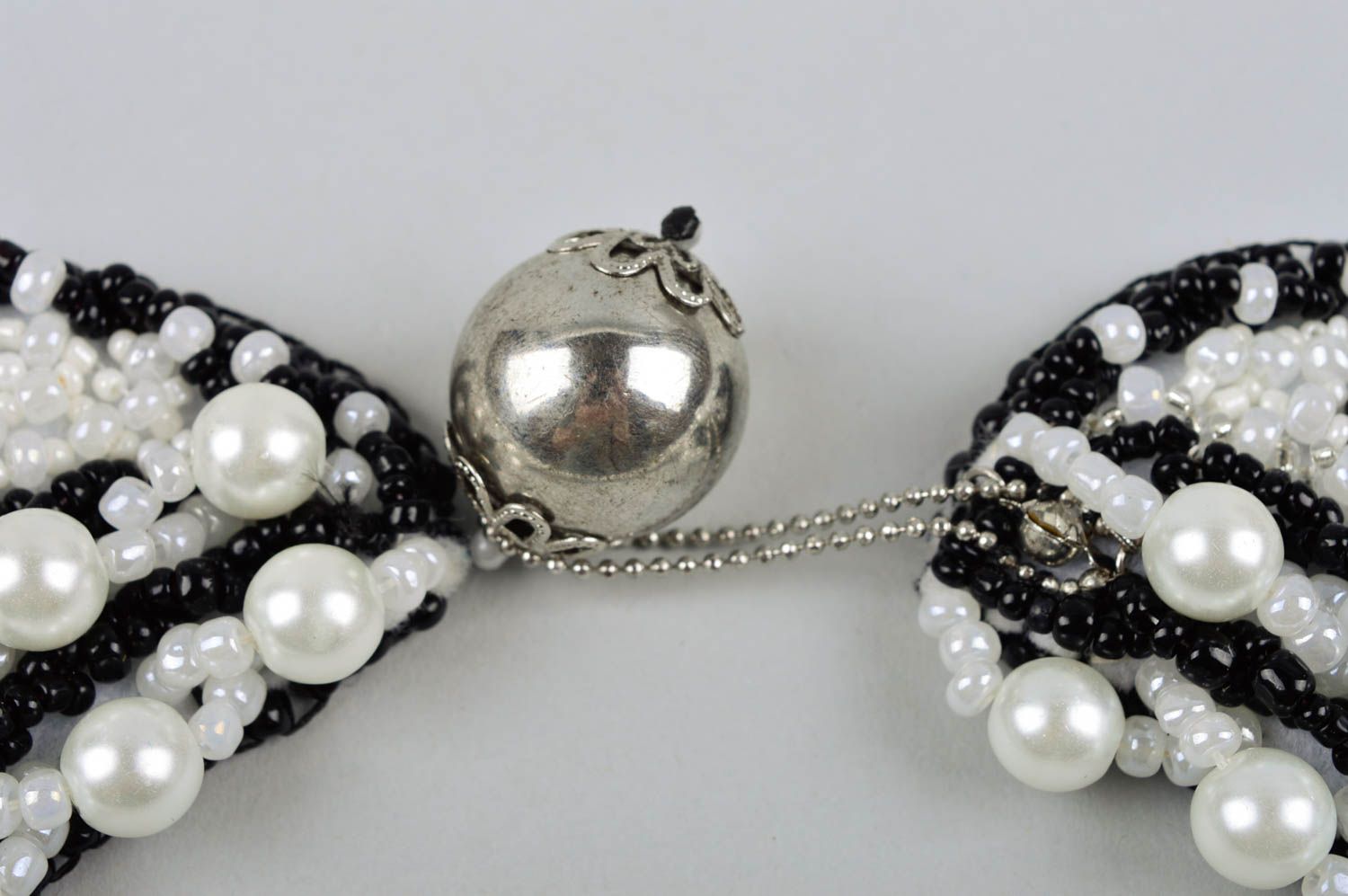 Collier large Bijou fait main blanc-noir Accessoire pour femme perles fantaisie photo 4