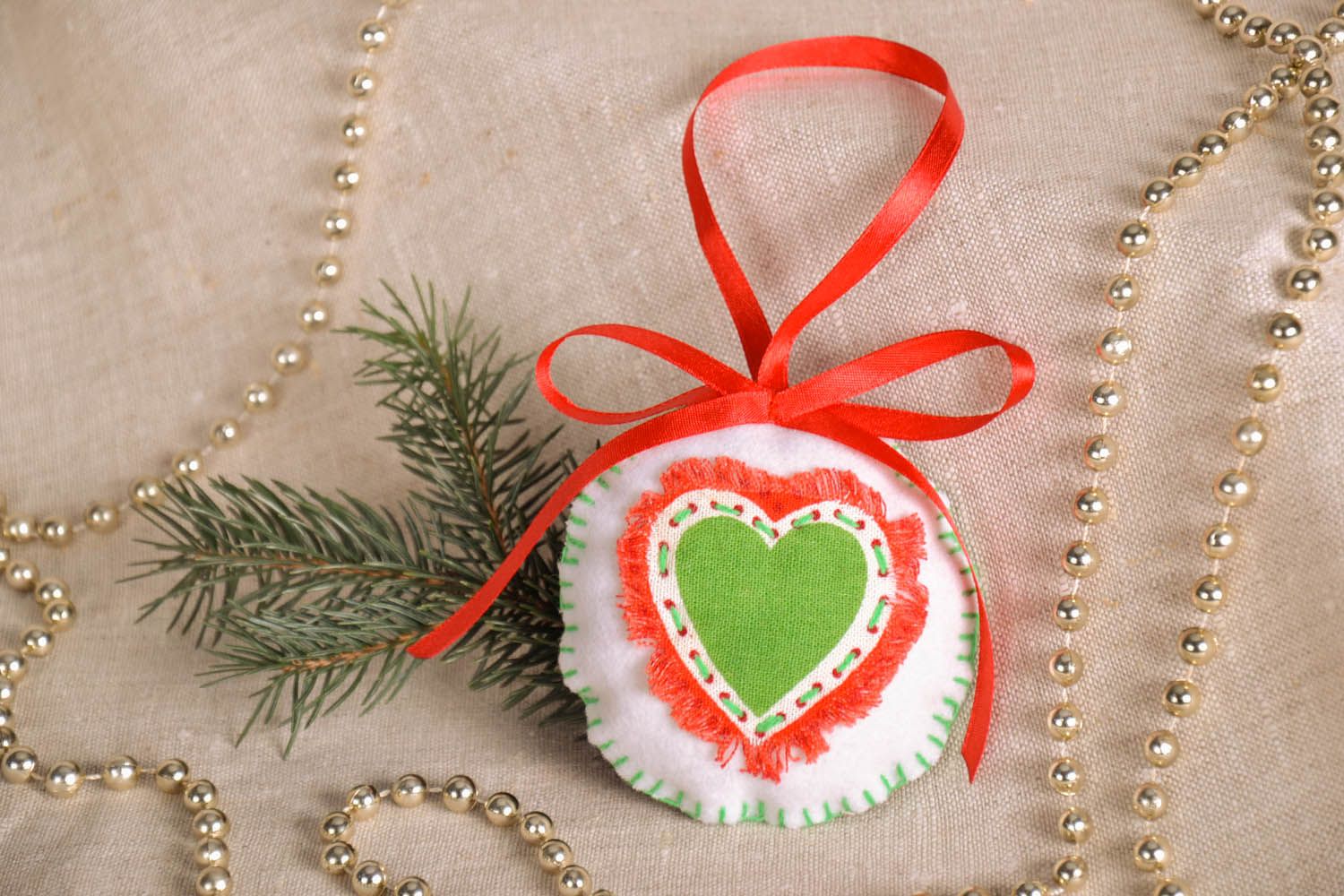 Brinquedo da árvore de Natal feito à mão decorado com fita e bordado à mão foto 1