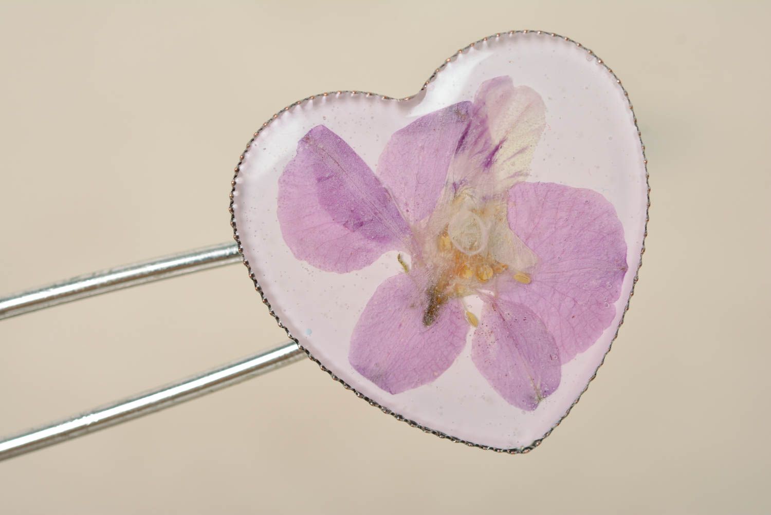 Broche épingle faite main avec fleur séchée lilas en résine époxy pour femme photo 4