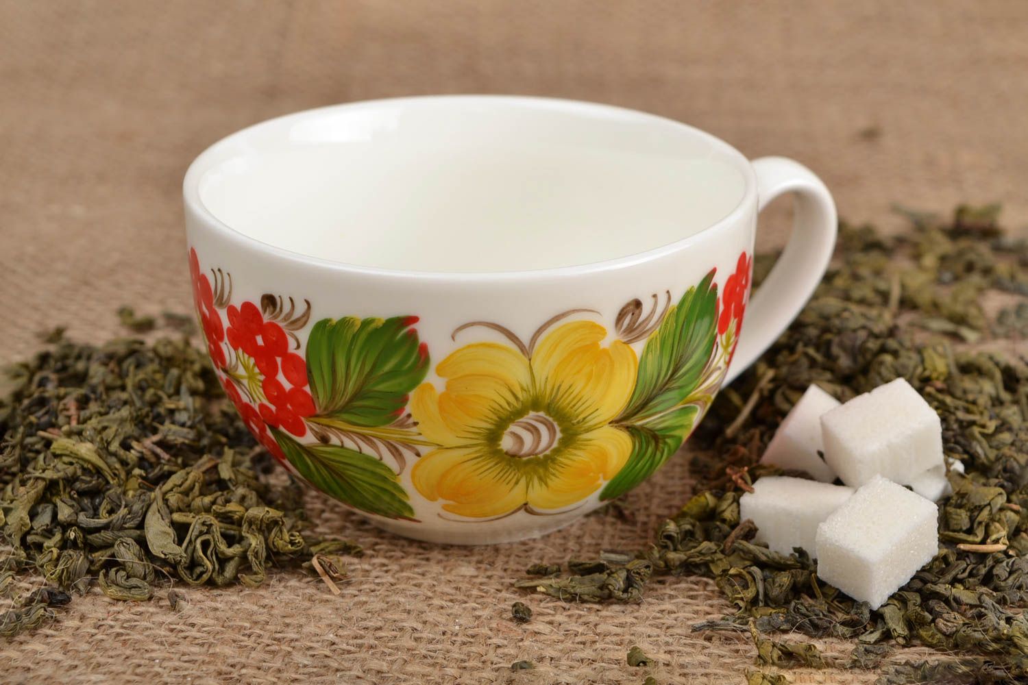 Фарфоровая чашка с Петриковской росписью белая с цветами 250 мл ручная работа фото 1