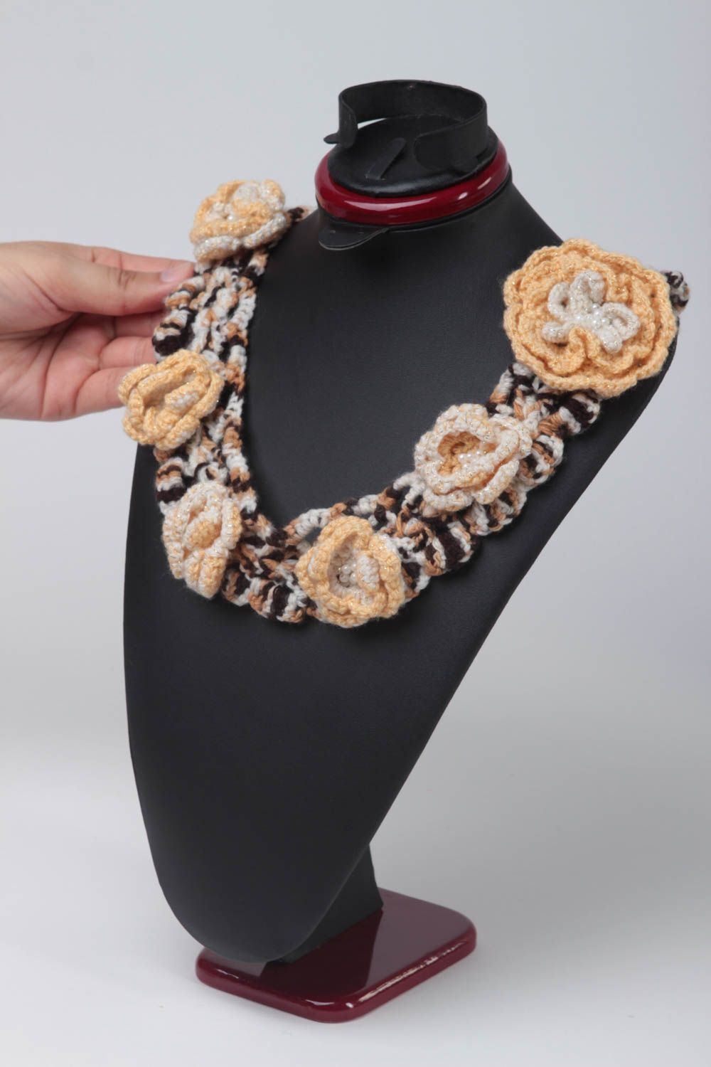 Collier fleurs Bijou fait main beige tricoté au crochet Cadeau pour femme photo 2