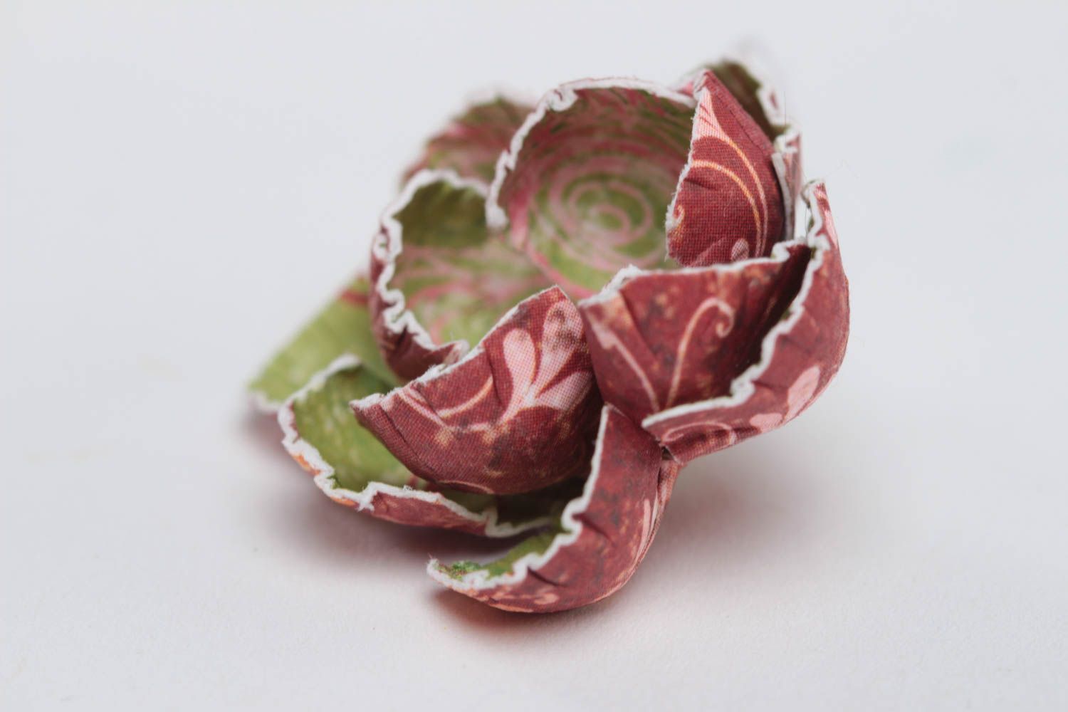 Schöne handmade künstliche Blume aus Papier für Scrapbooking Technik bemalt foto 3