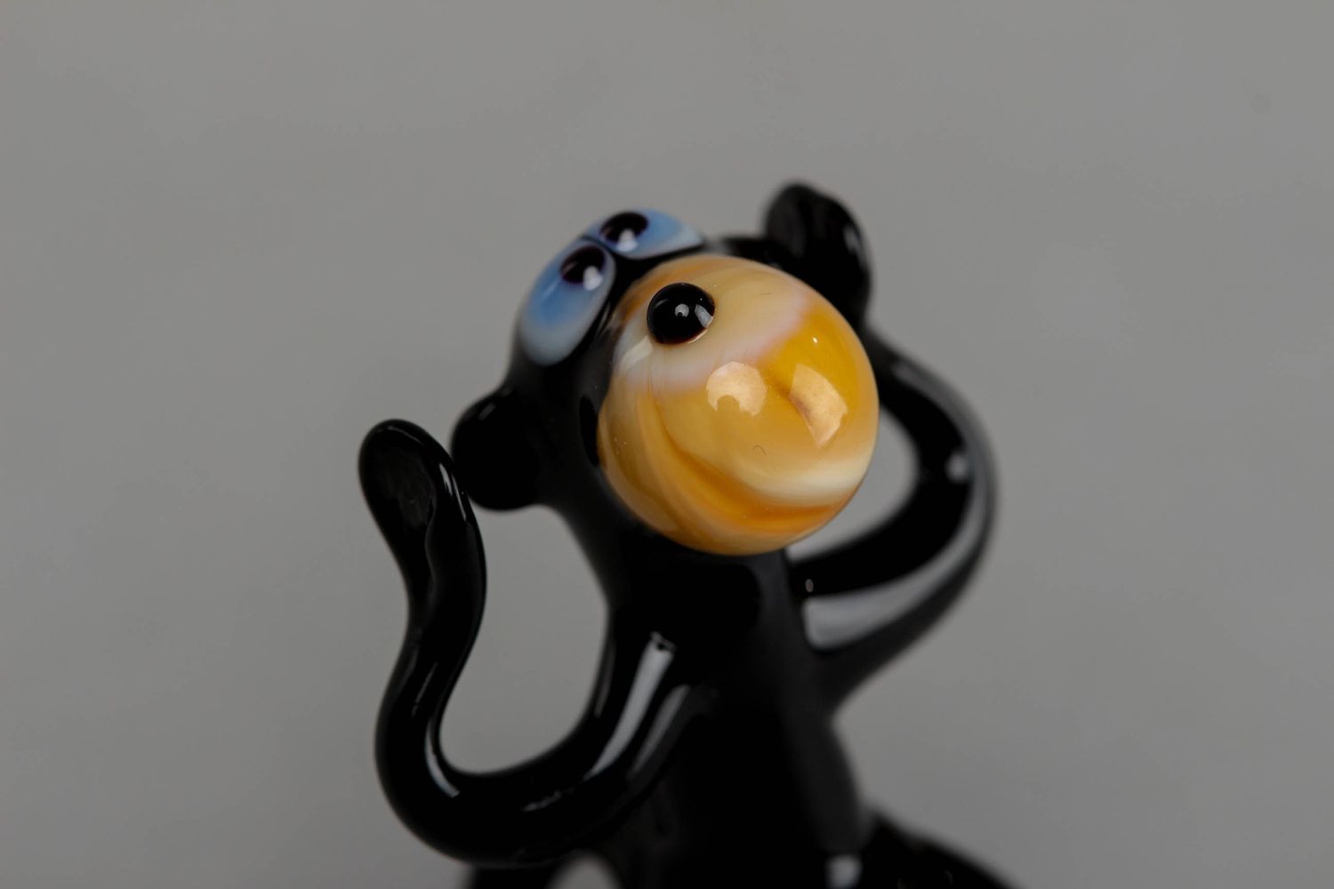 Оригинальная фигурка обезьянки из стекла в технике лэмпворк фото 3